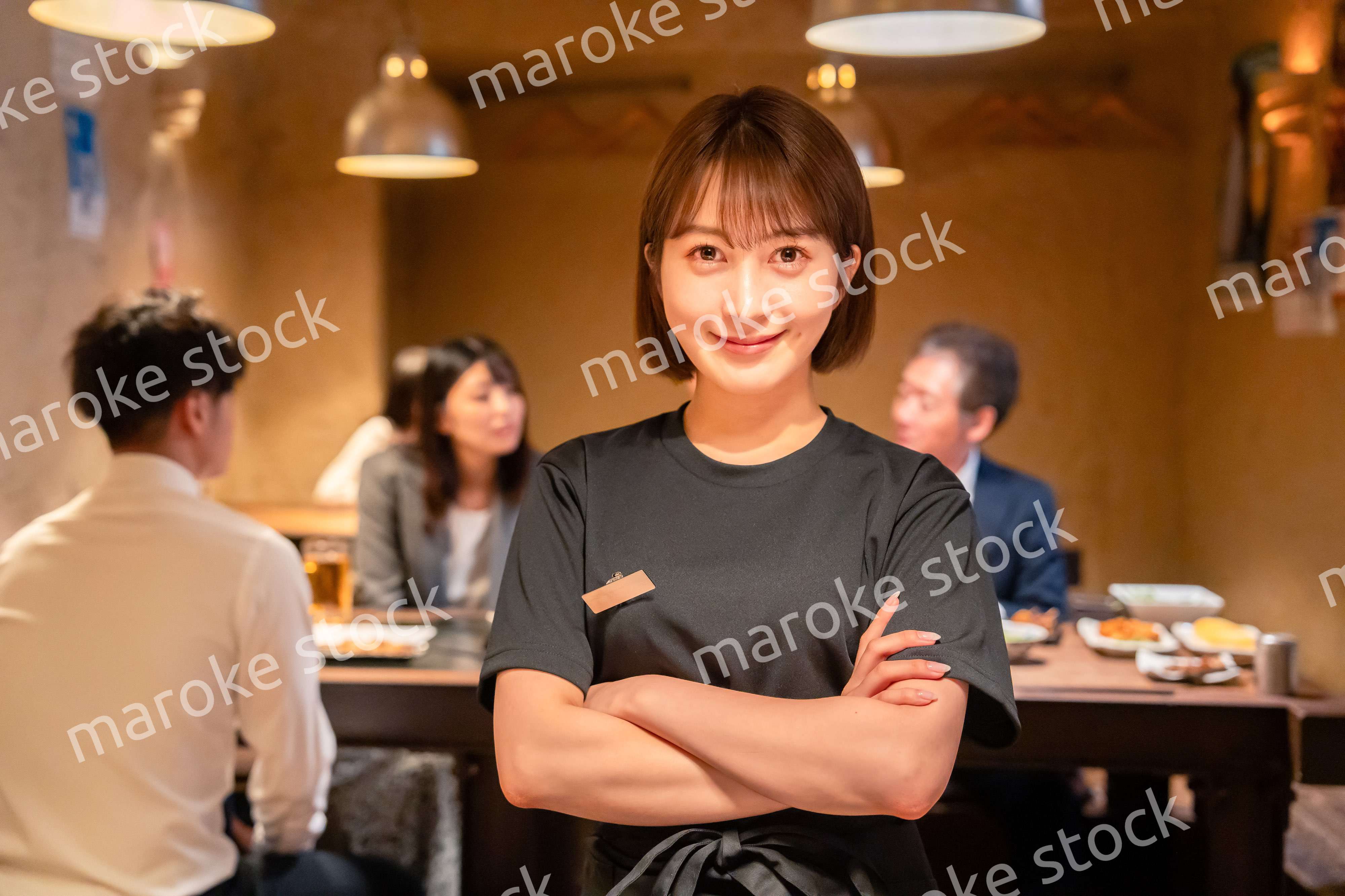 居酒屋のホールで働く若い女性