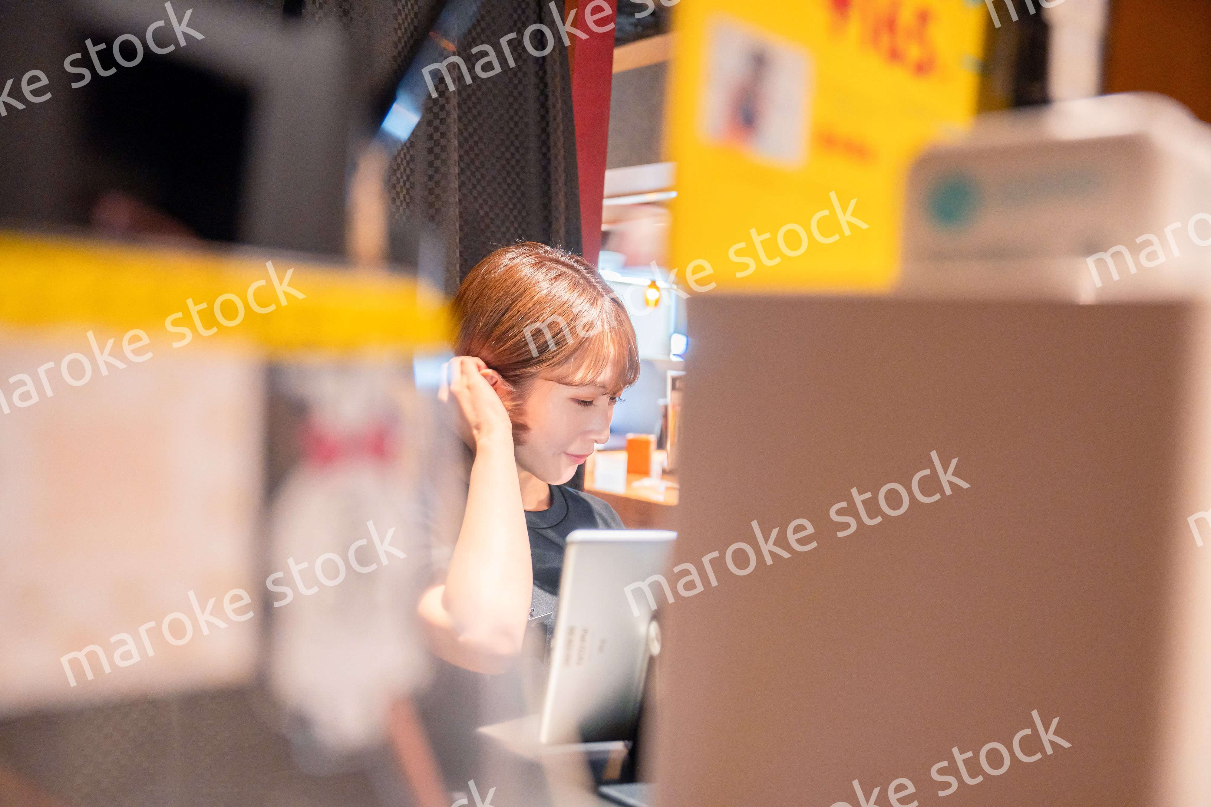 居酒屋でレジ打ちをする店員