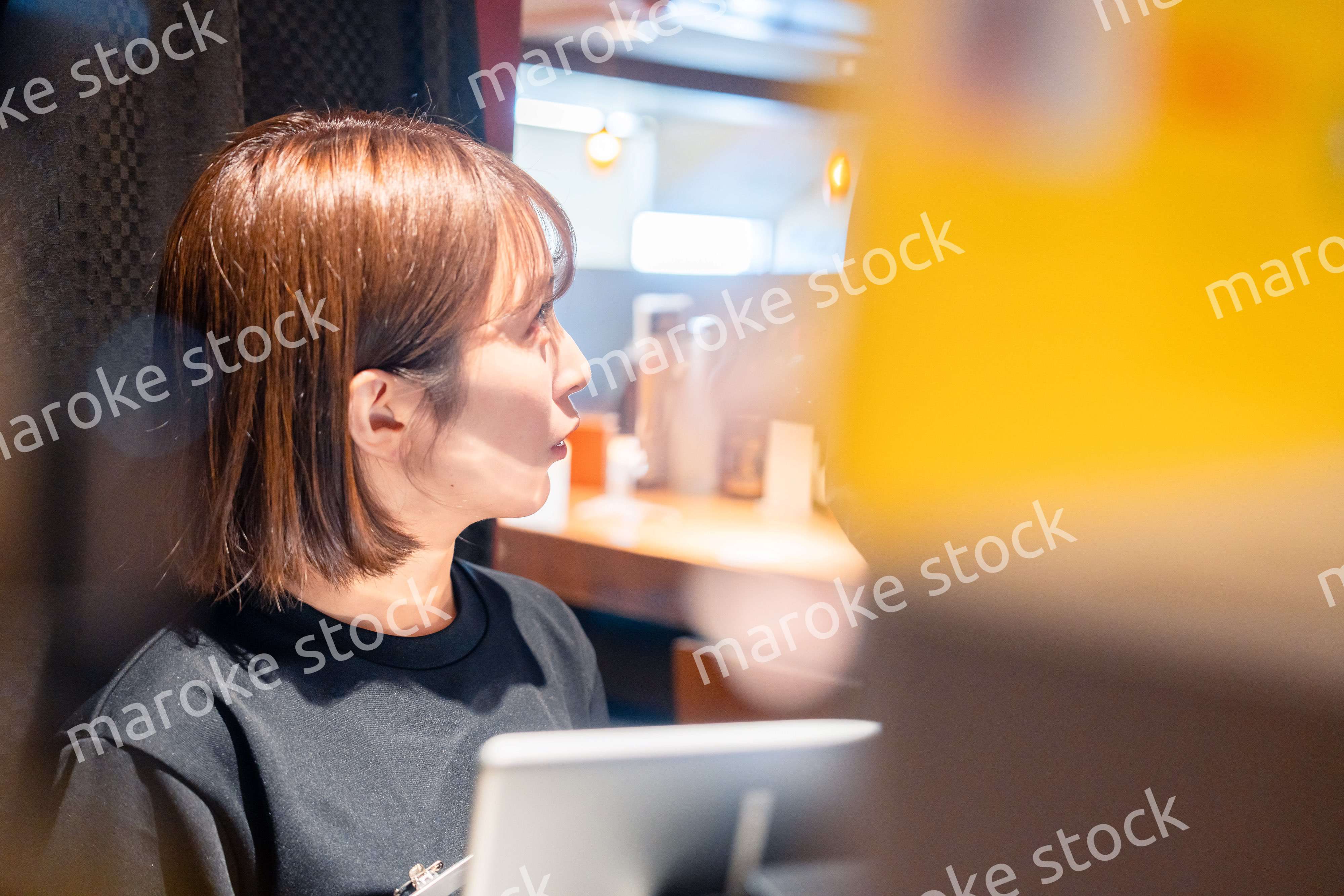居酒屋でレジ打ちをする店員