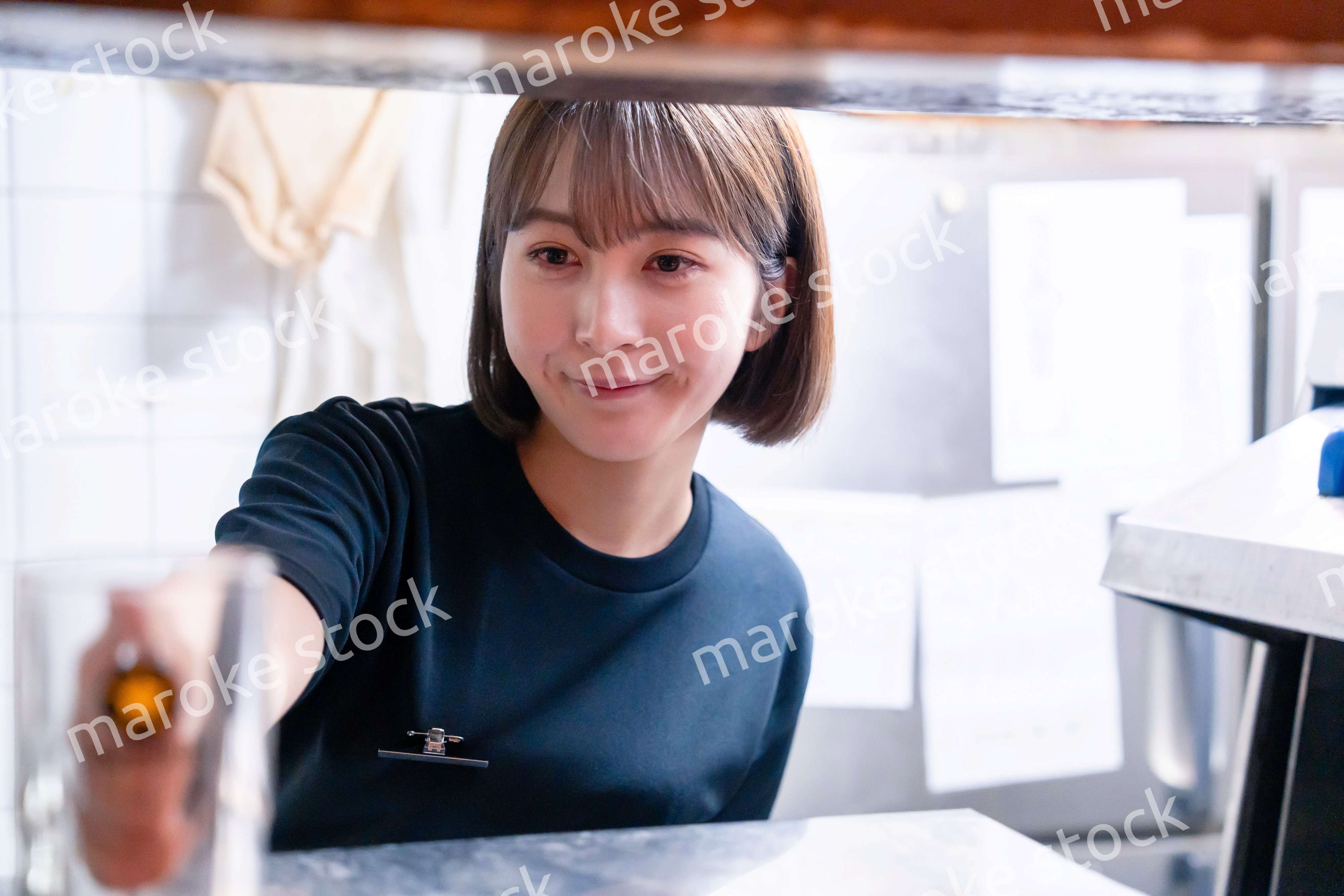 業務用の食洗機でお皿洗いをする飲食店スタッフ