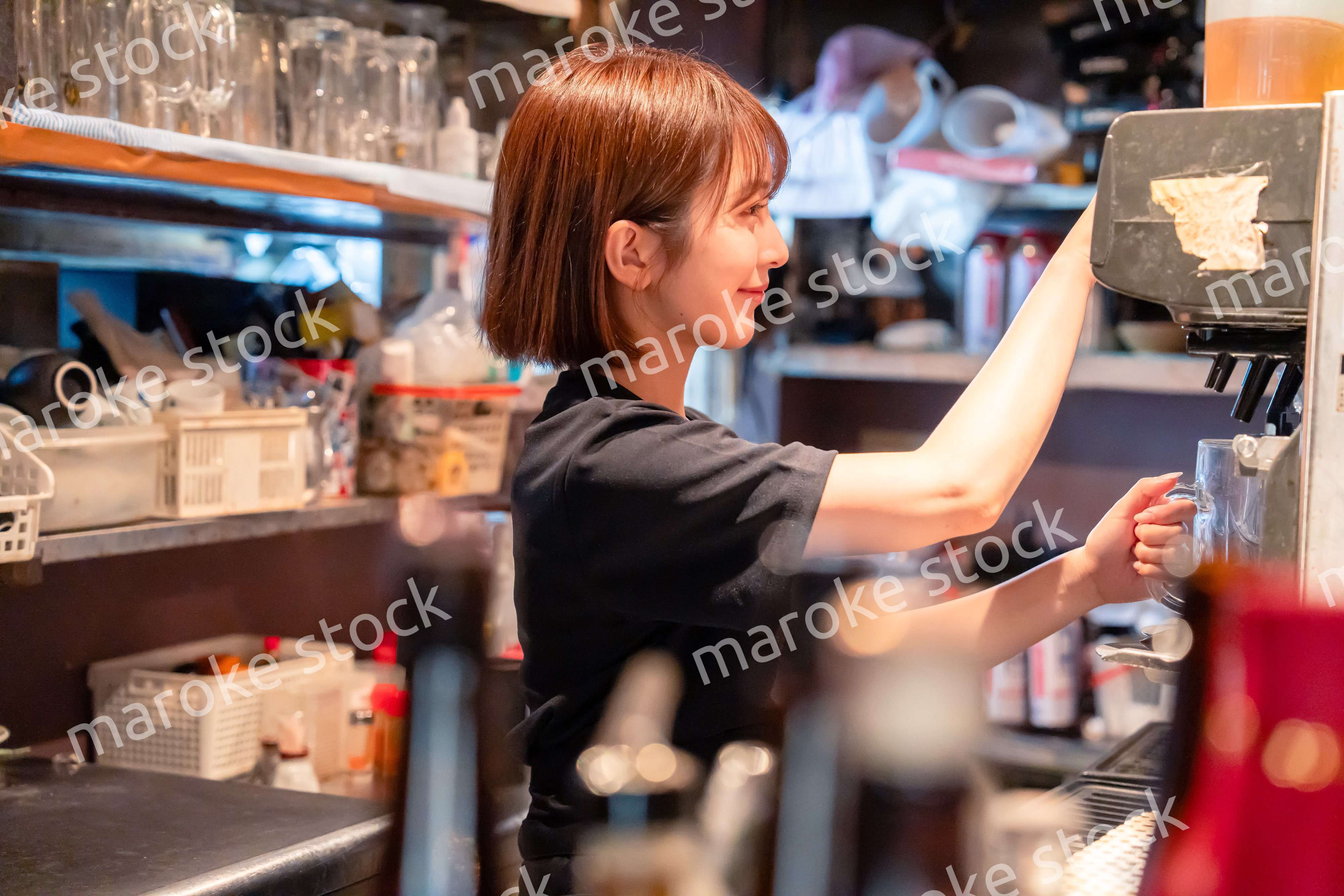 飲食店でビールサーバーを使う女性の店員