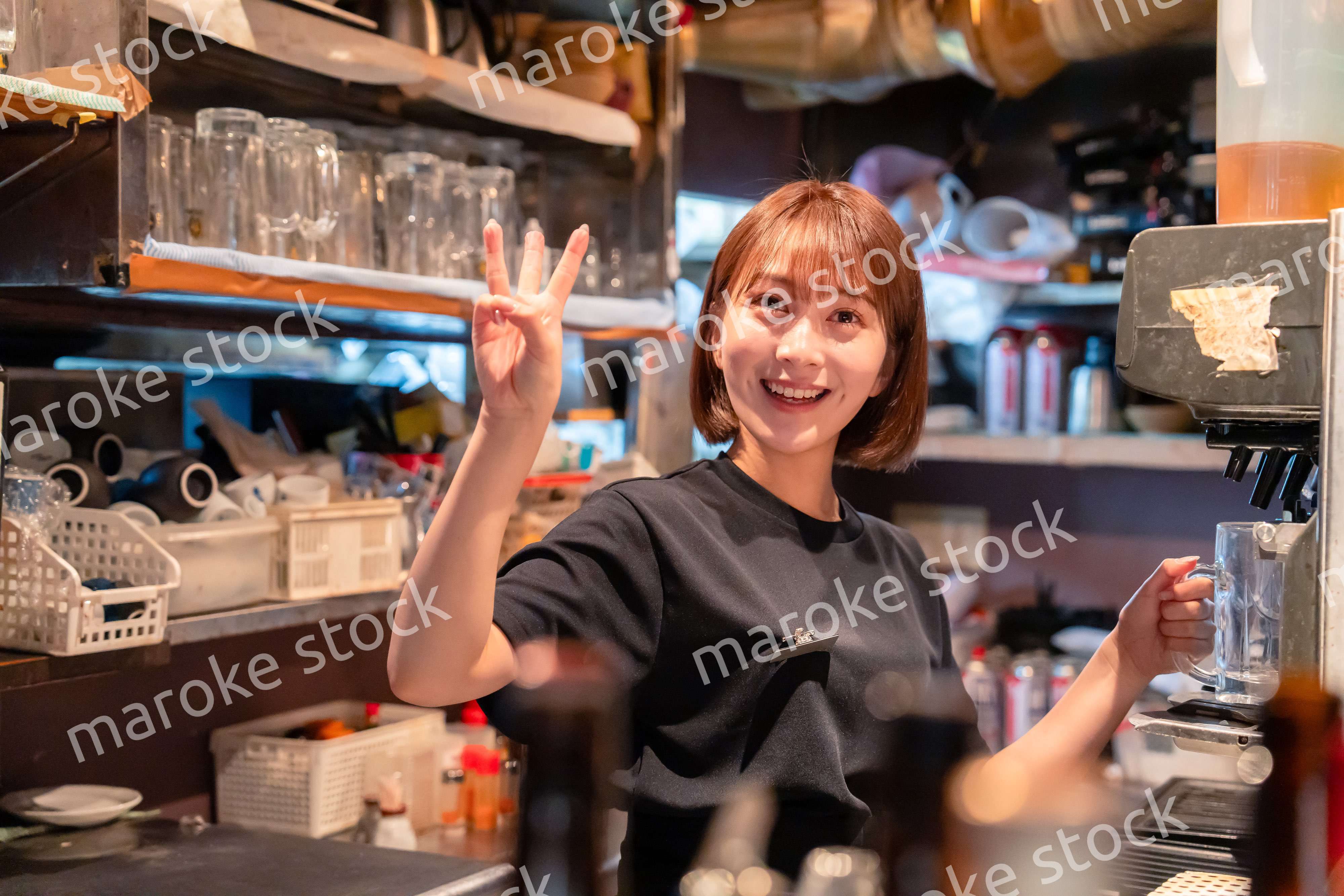 飲食店でビールサーバーを使う女性の店員