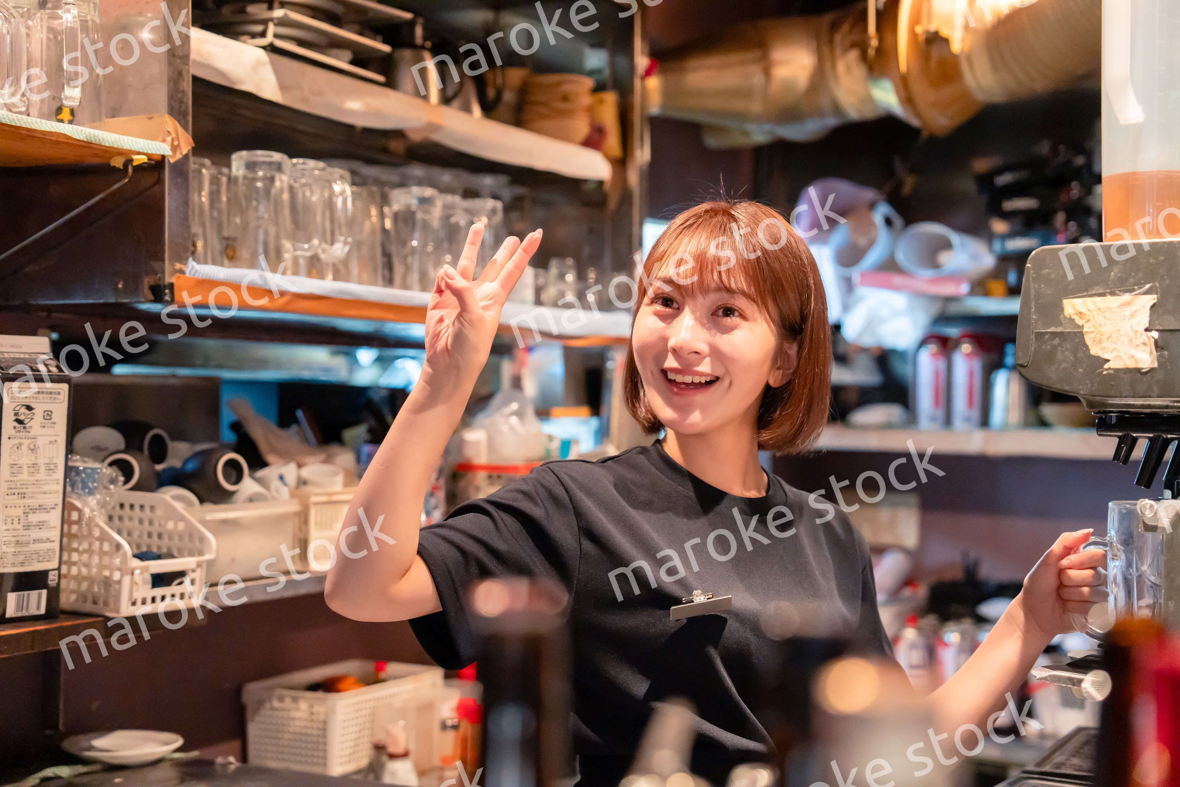 飲食店でビールサーバーを使う女性の店員