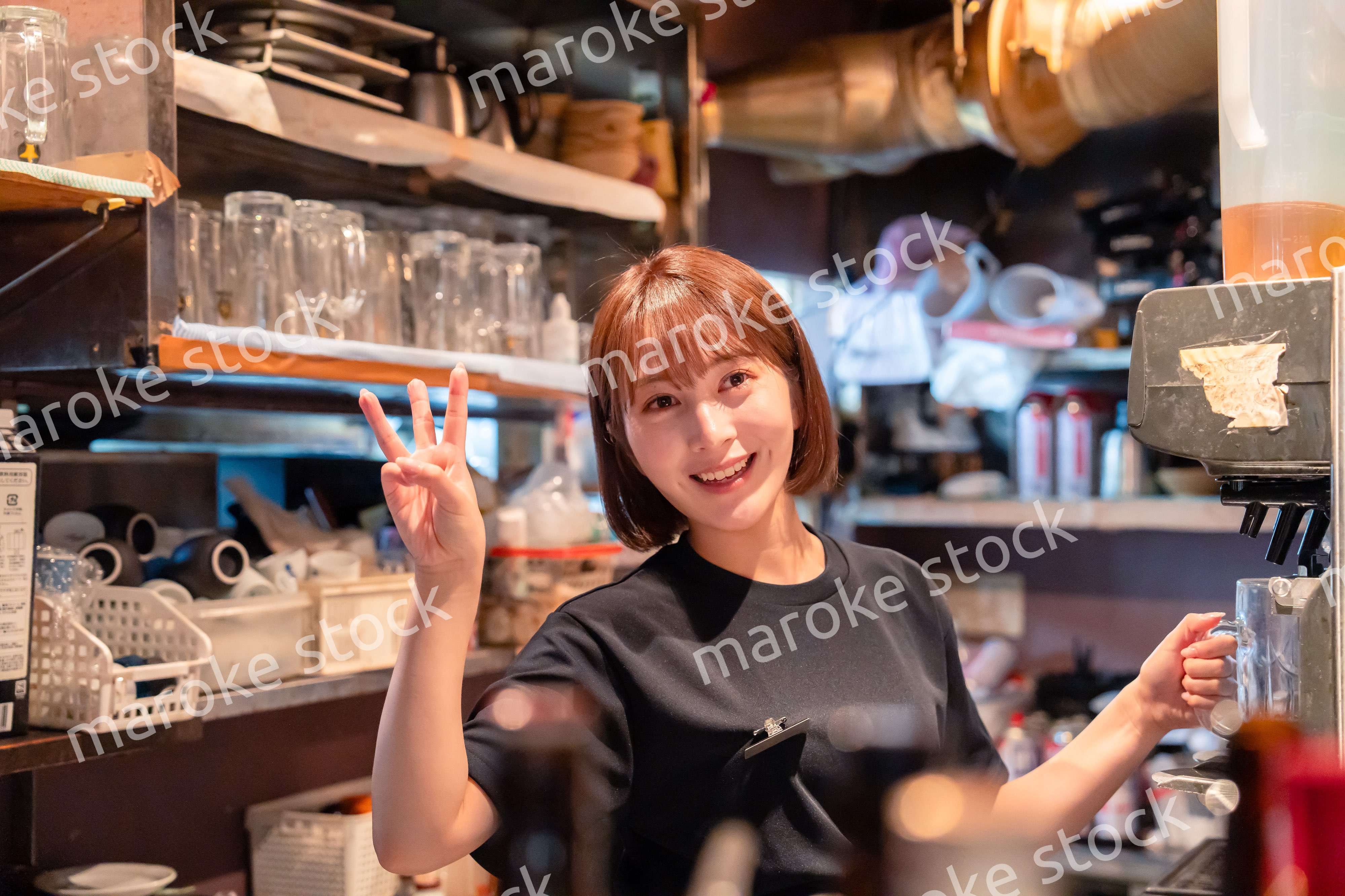 飲食店でビールサーバーを使う女性の店員