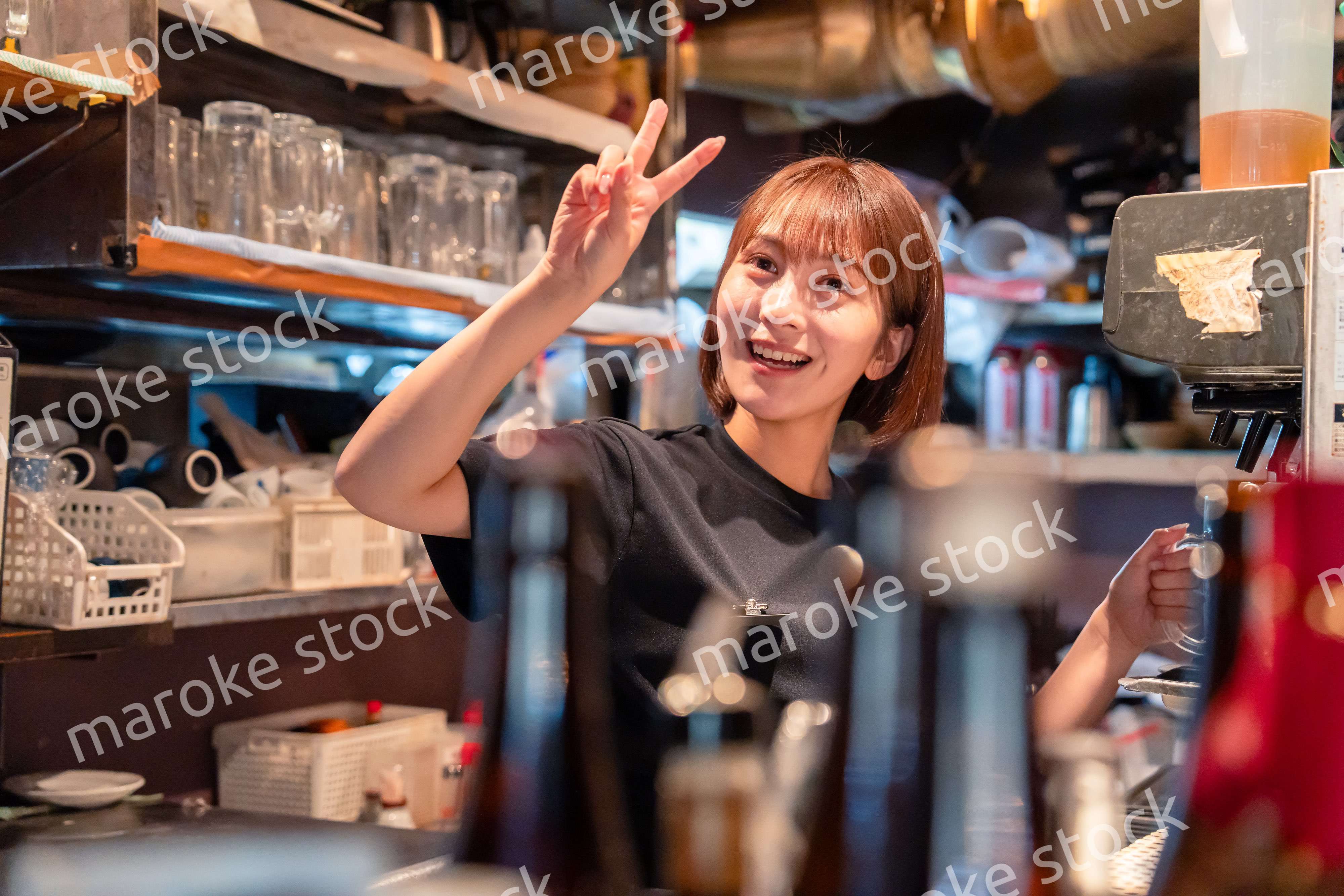 飲食店でビールサーバーを使う女性の店員