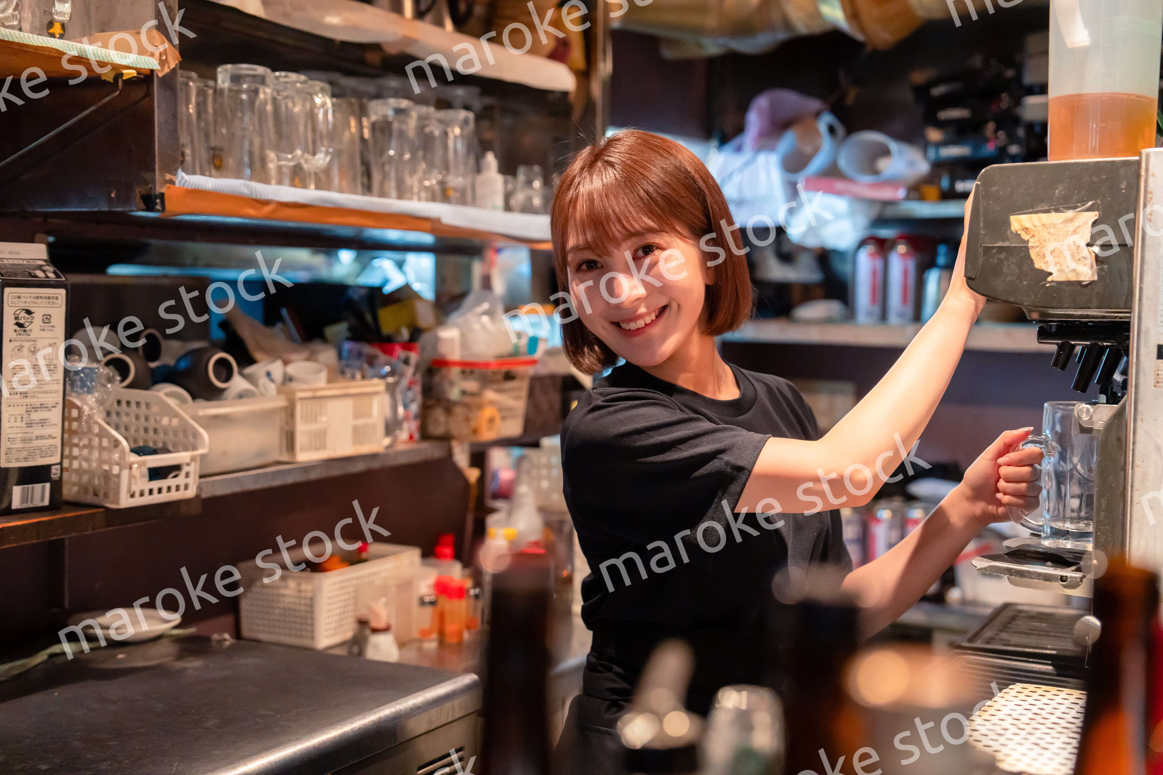 飲食店でビールサーバーを使う女性の店員