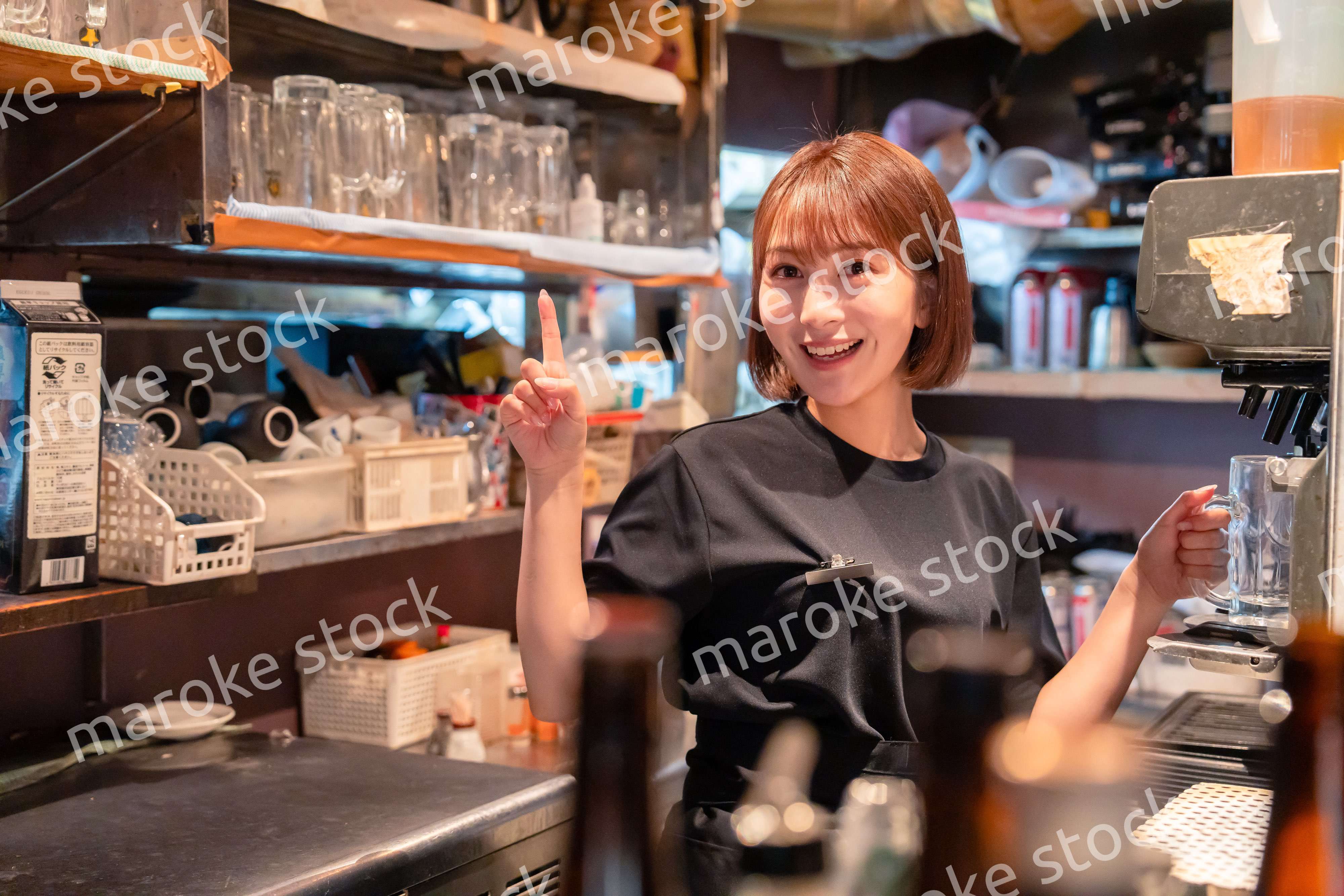 飲食店でビールサーバーを使う女性の店員