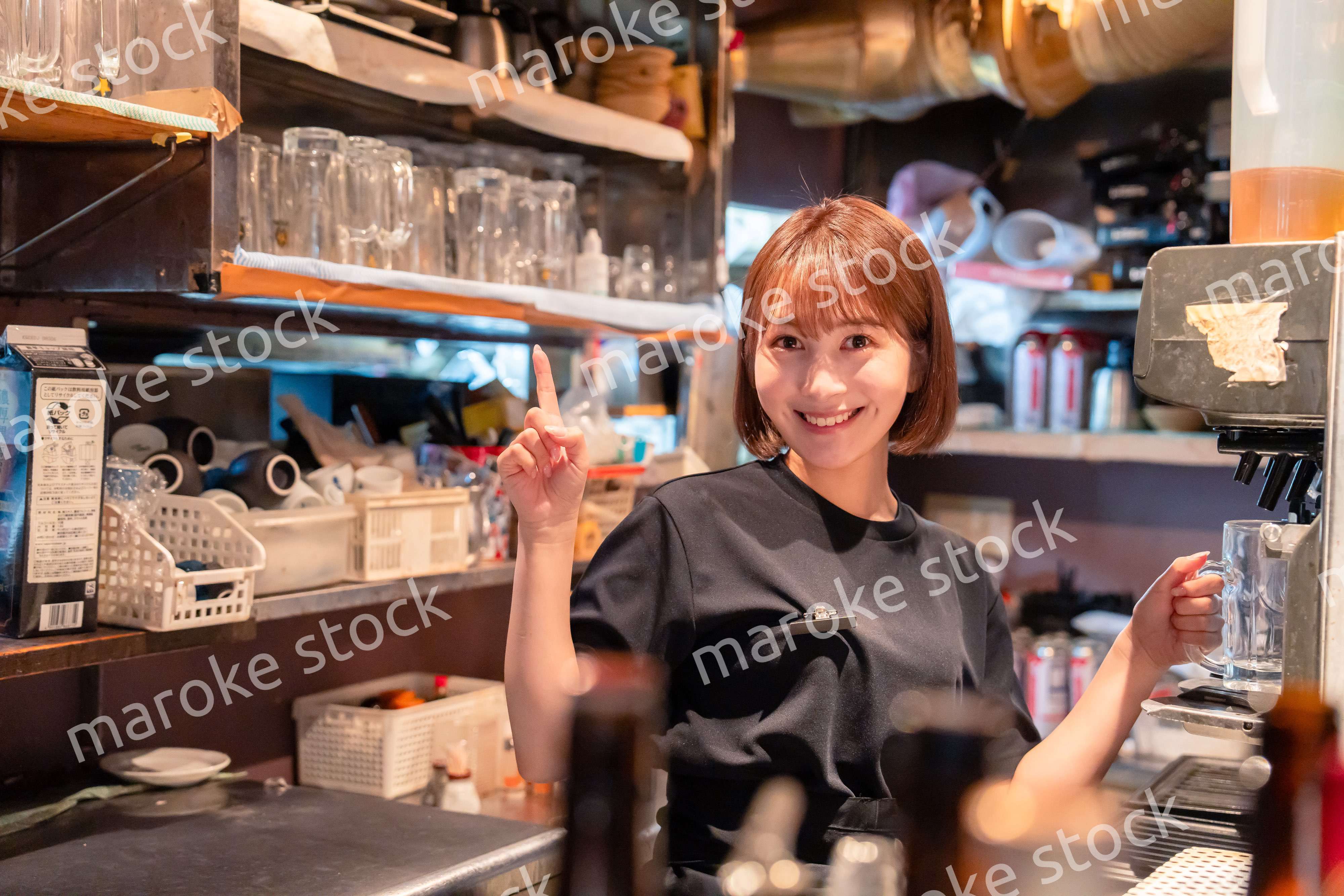 飲食店でビールサーバーを使う女性の店員