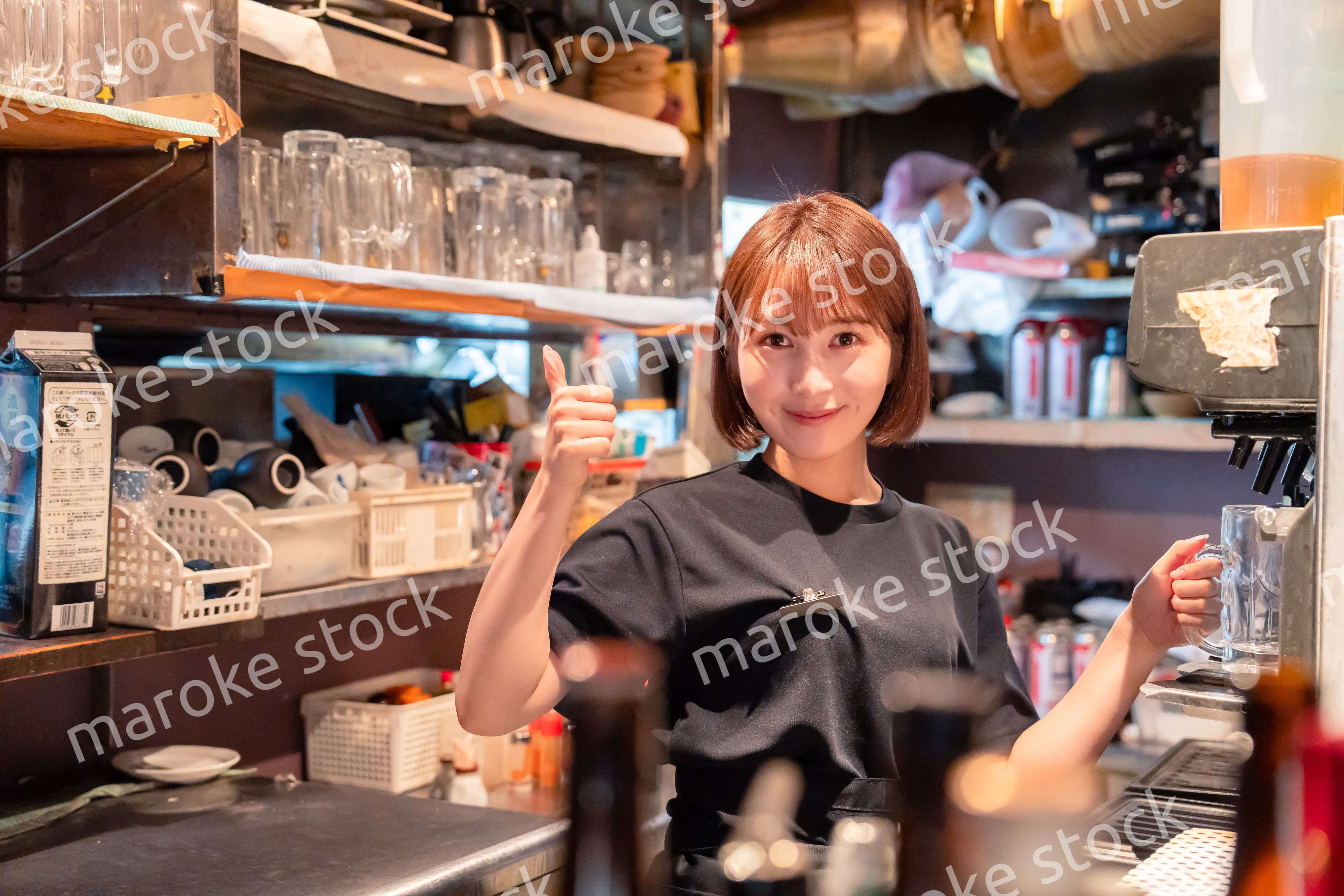 飲食店でビールサーバーを使う女性の店員