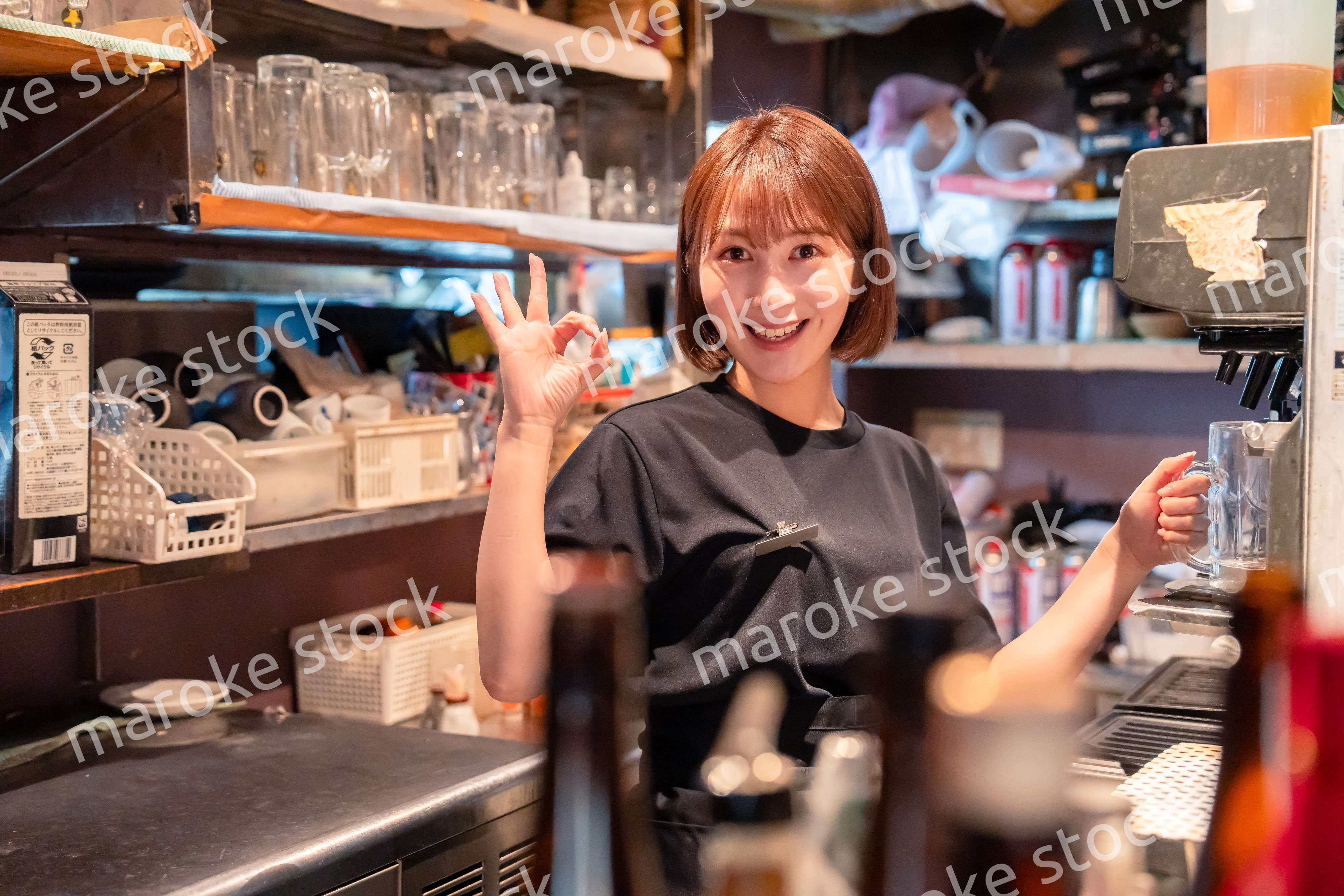 飲食店でビールサーバーを使う女性の店員