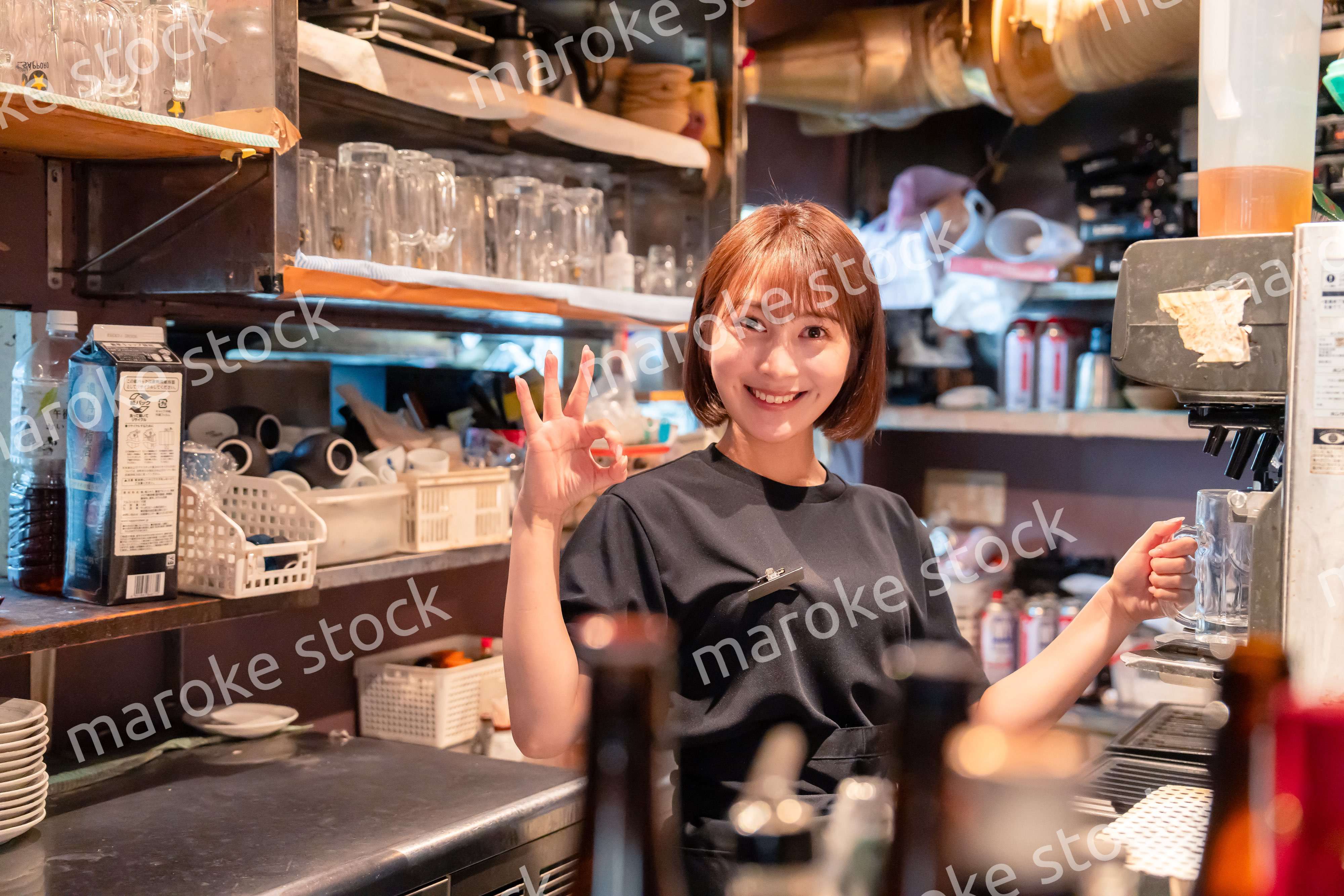 飲食店でビールサーバーを使う女性の店員