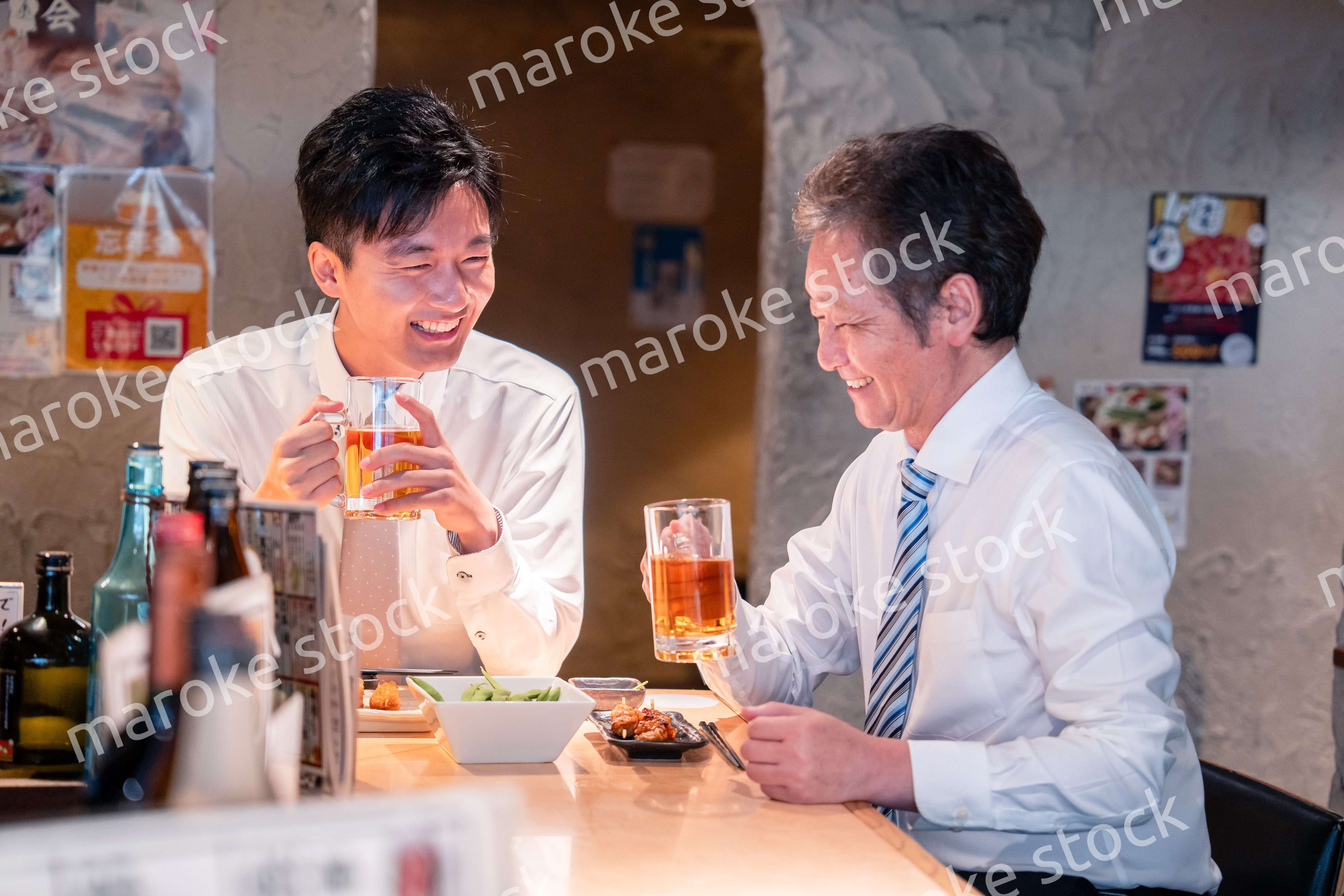 上司と二人で飲んで話すビジネスマン