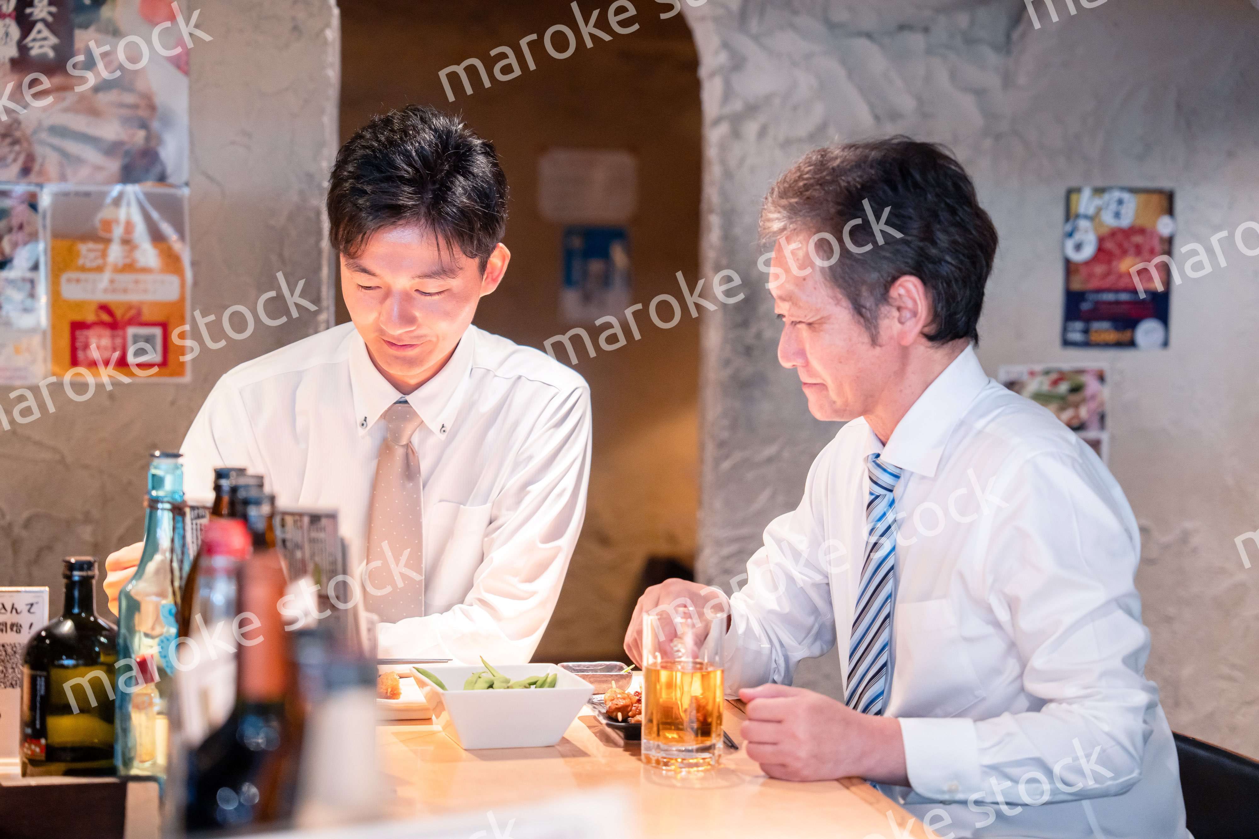 上司と二人で飲んで話すビジネスマン