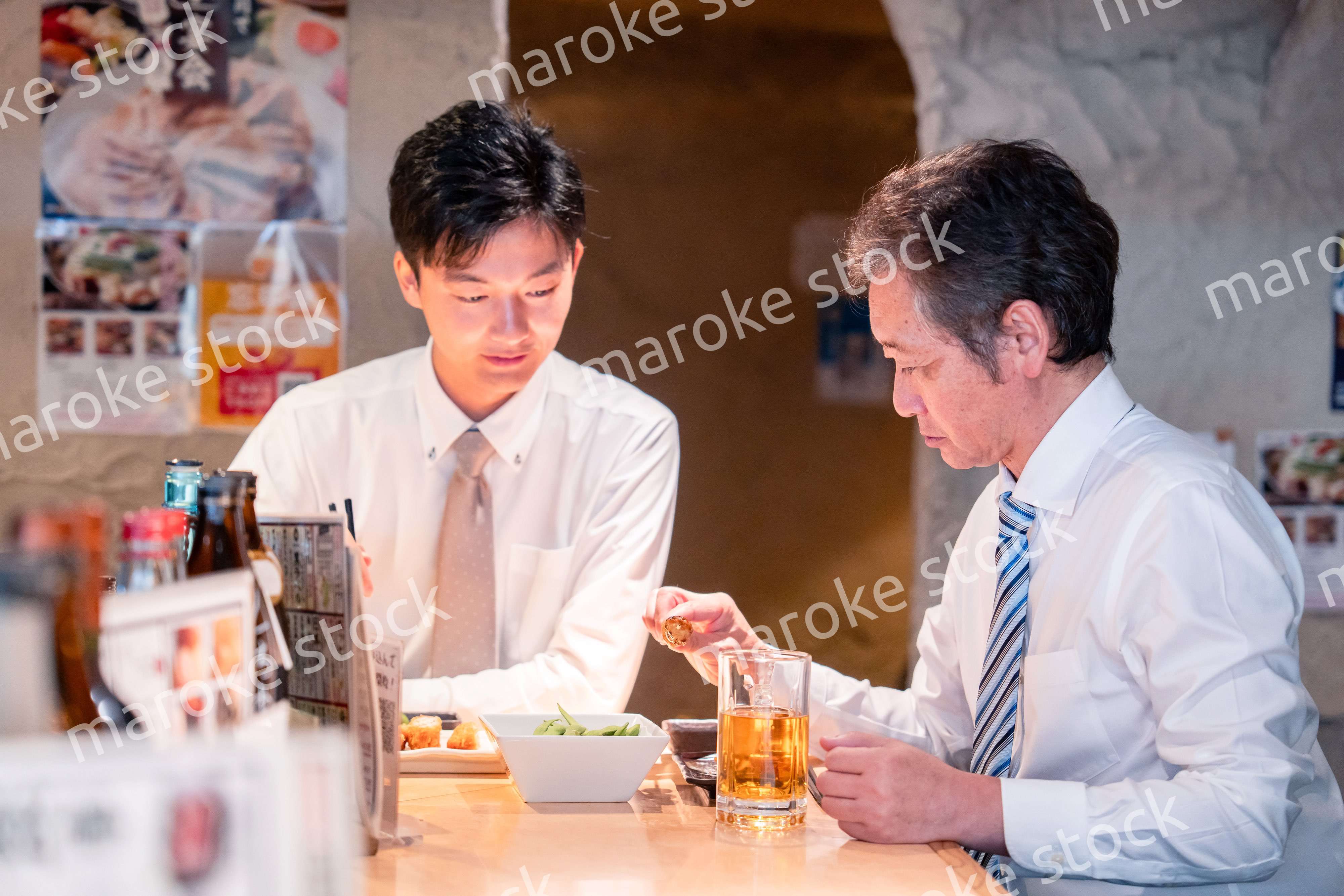 上司と二人で飲んで話すビジネスマン