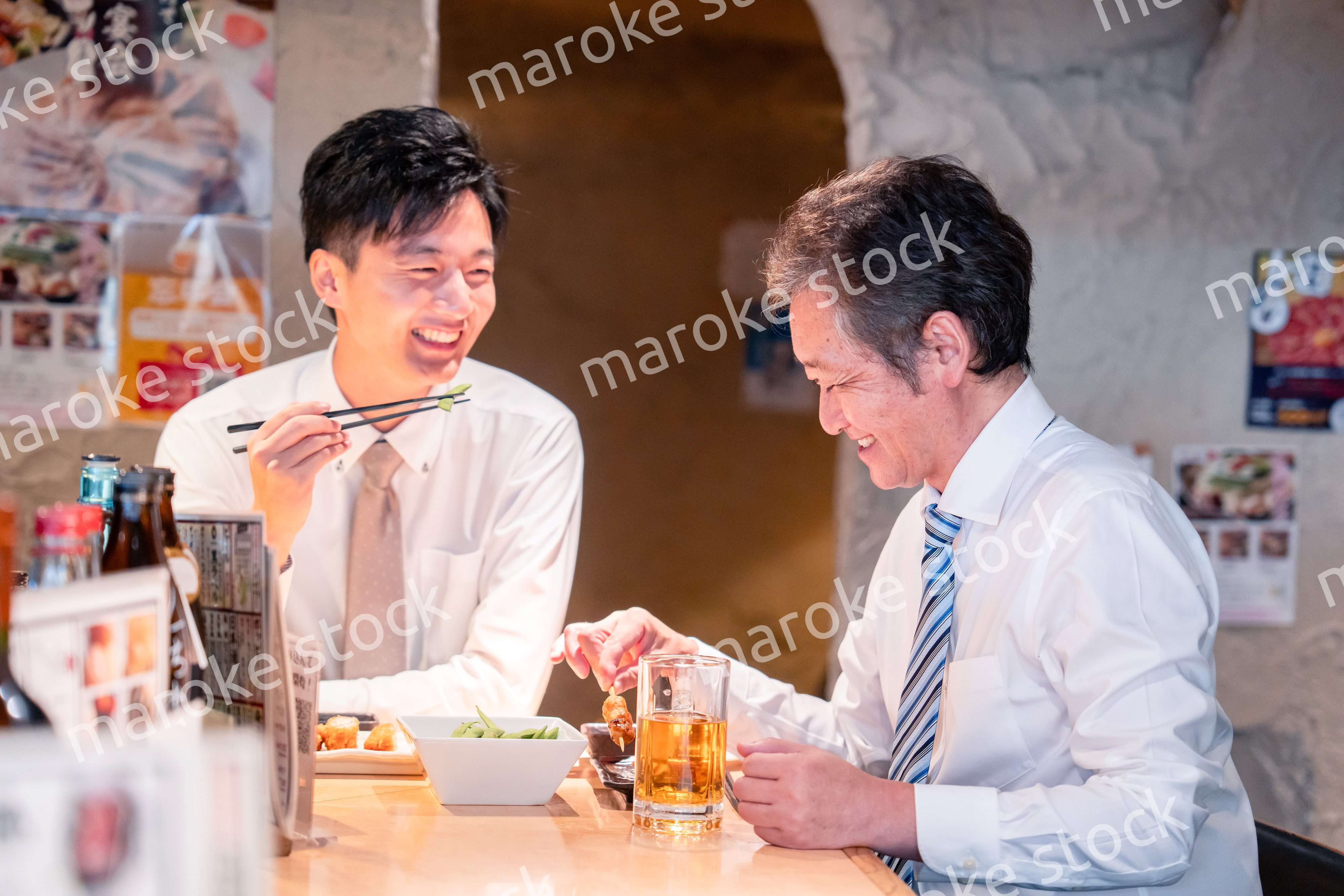 上司と二人で飲んで話すビジネスマン