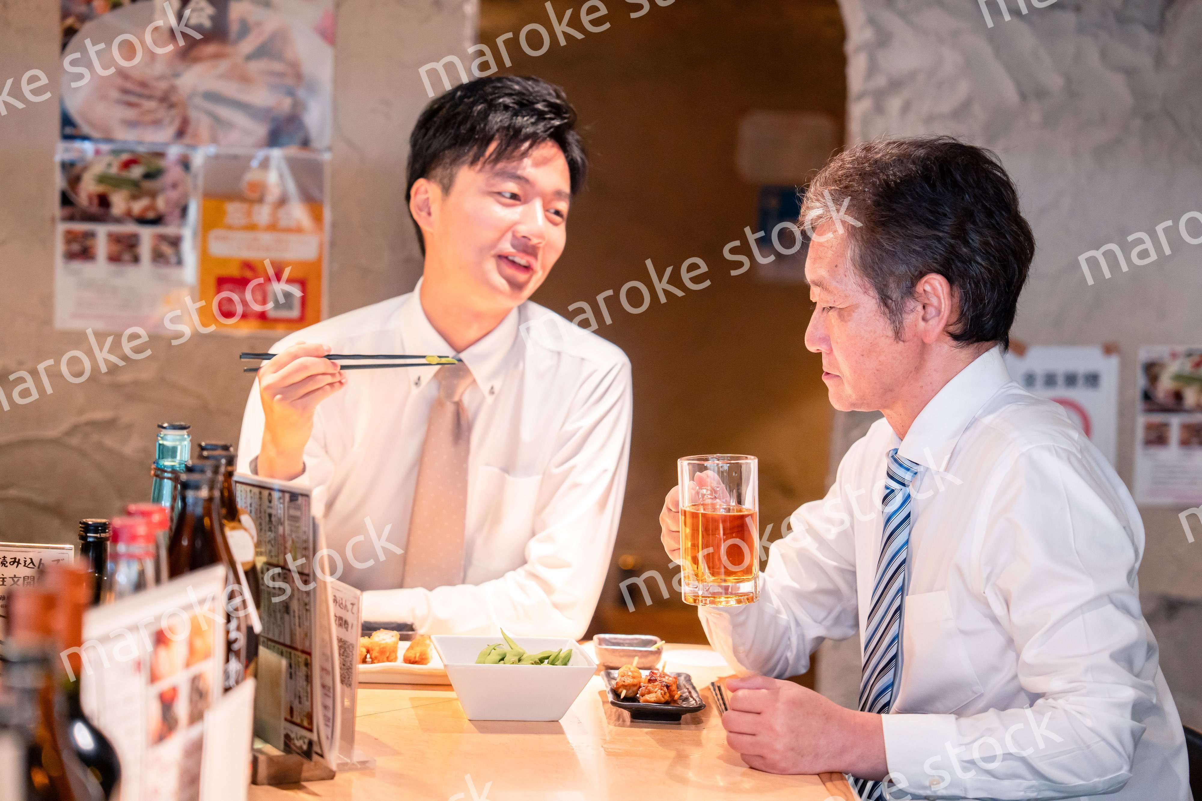 上司と二人で飲んで話すビジネスマン
