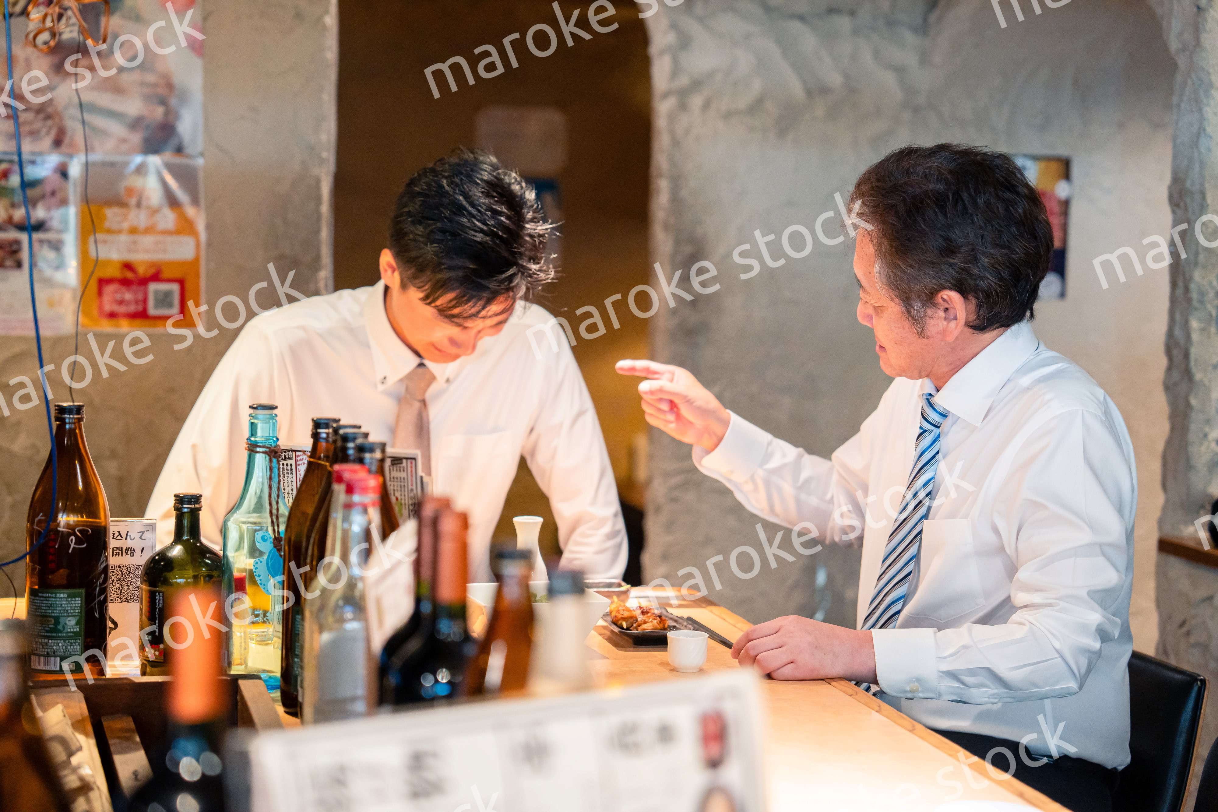 居酒屋で部下の説教をする上司