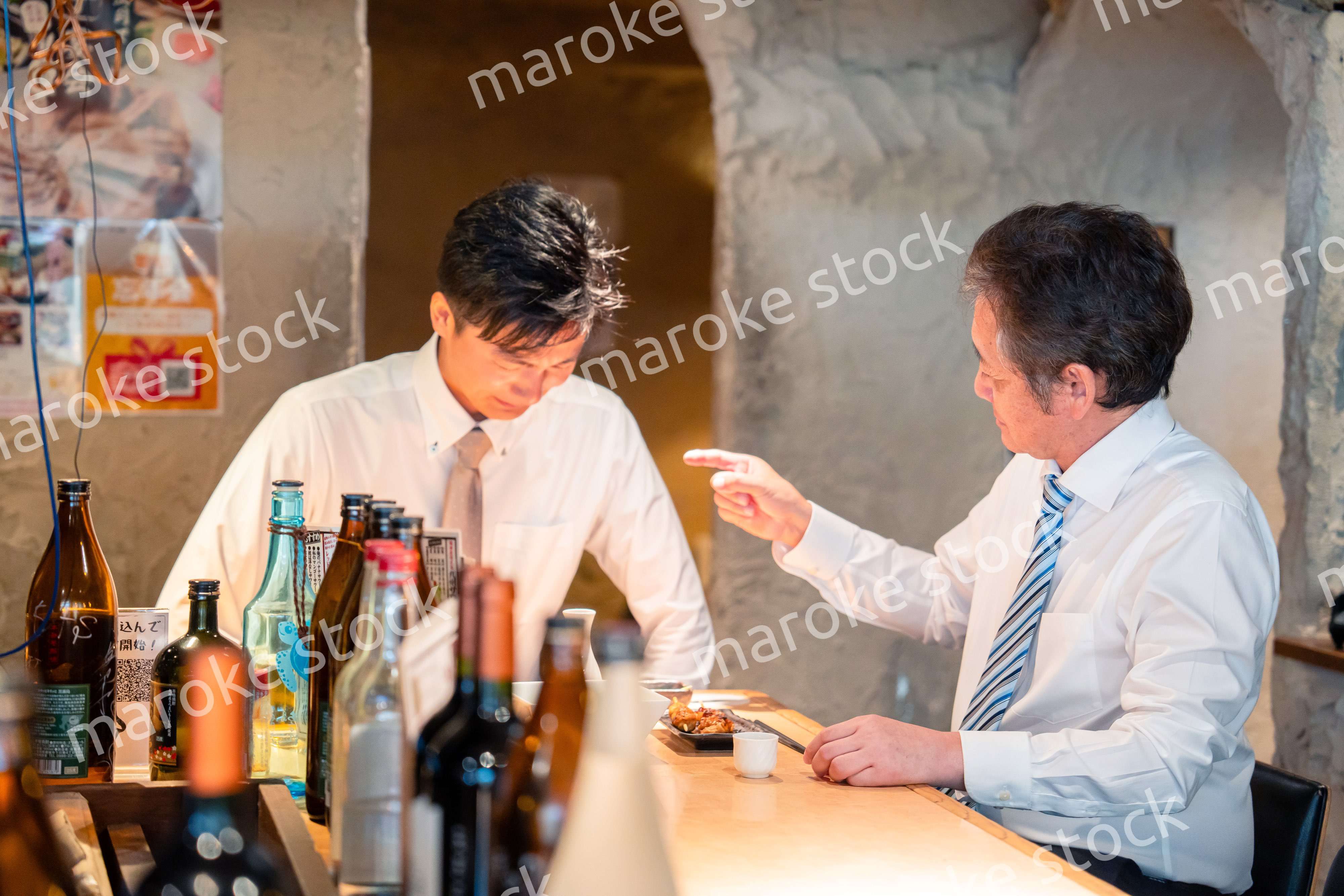 居酒屋で部下の説教をする上司