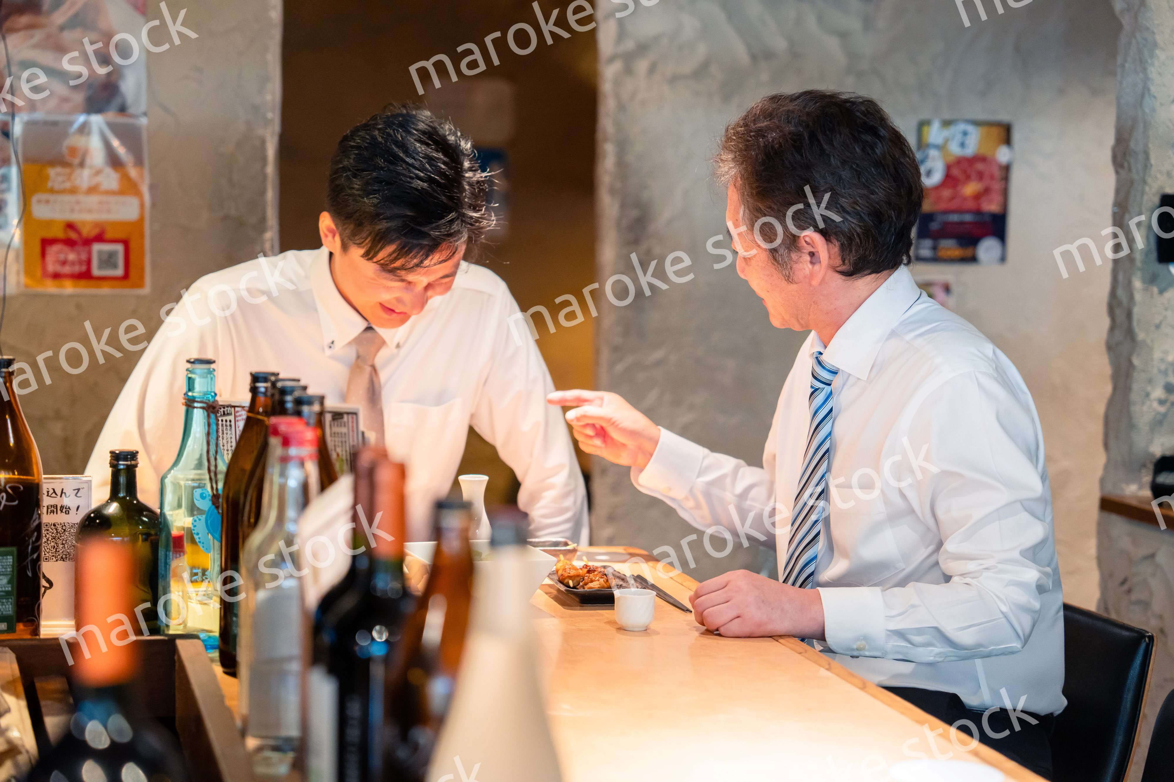 居酒屋で部下の説教をする上司