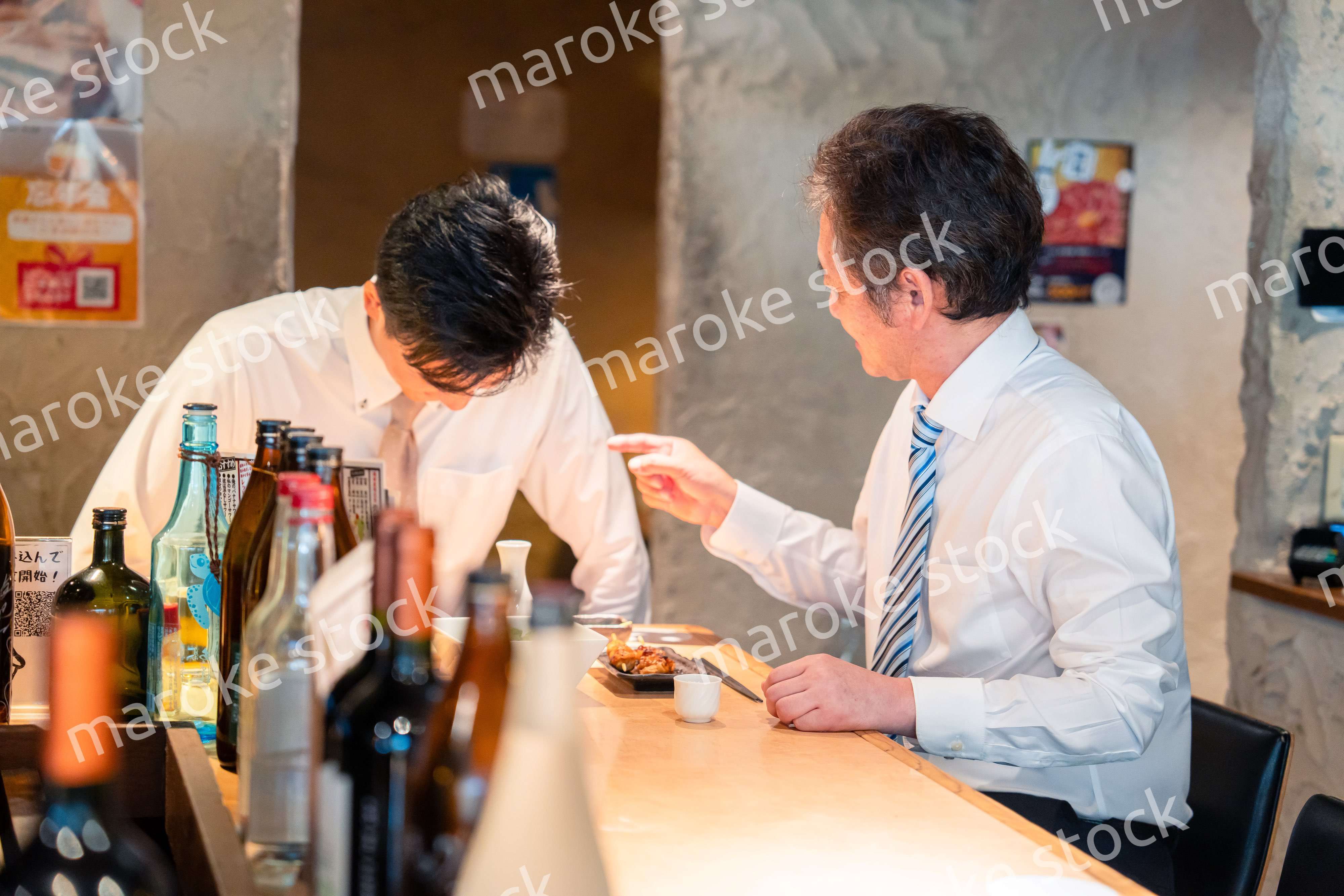居酒屋で部下の説教をする上司