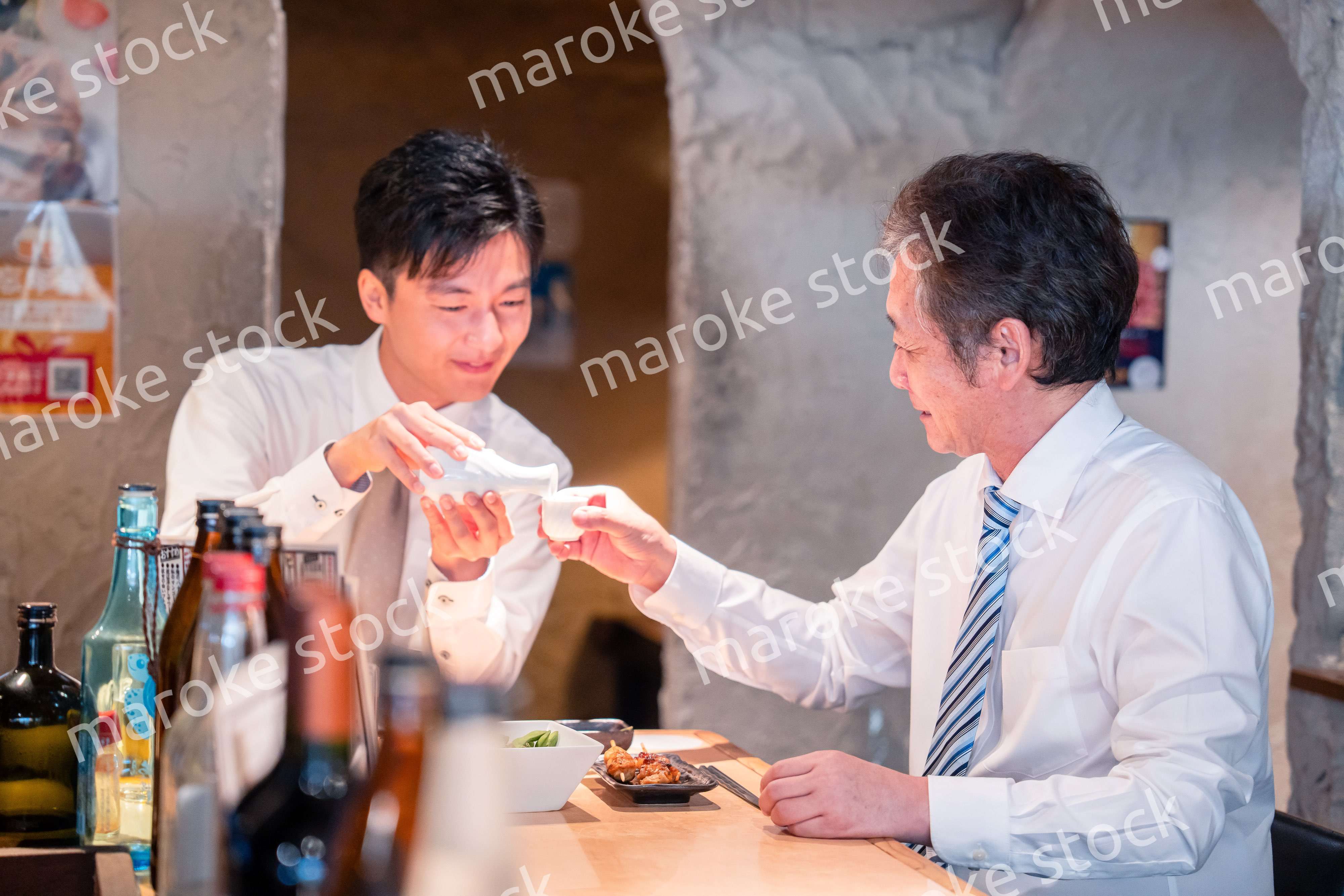 上司と二人で飲んで話すビジネスマン