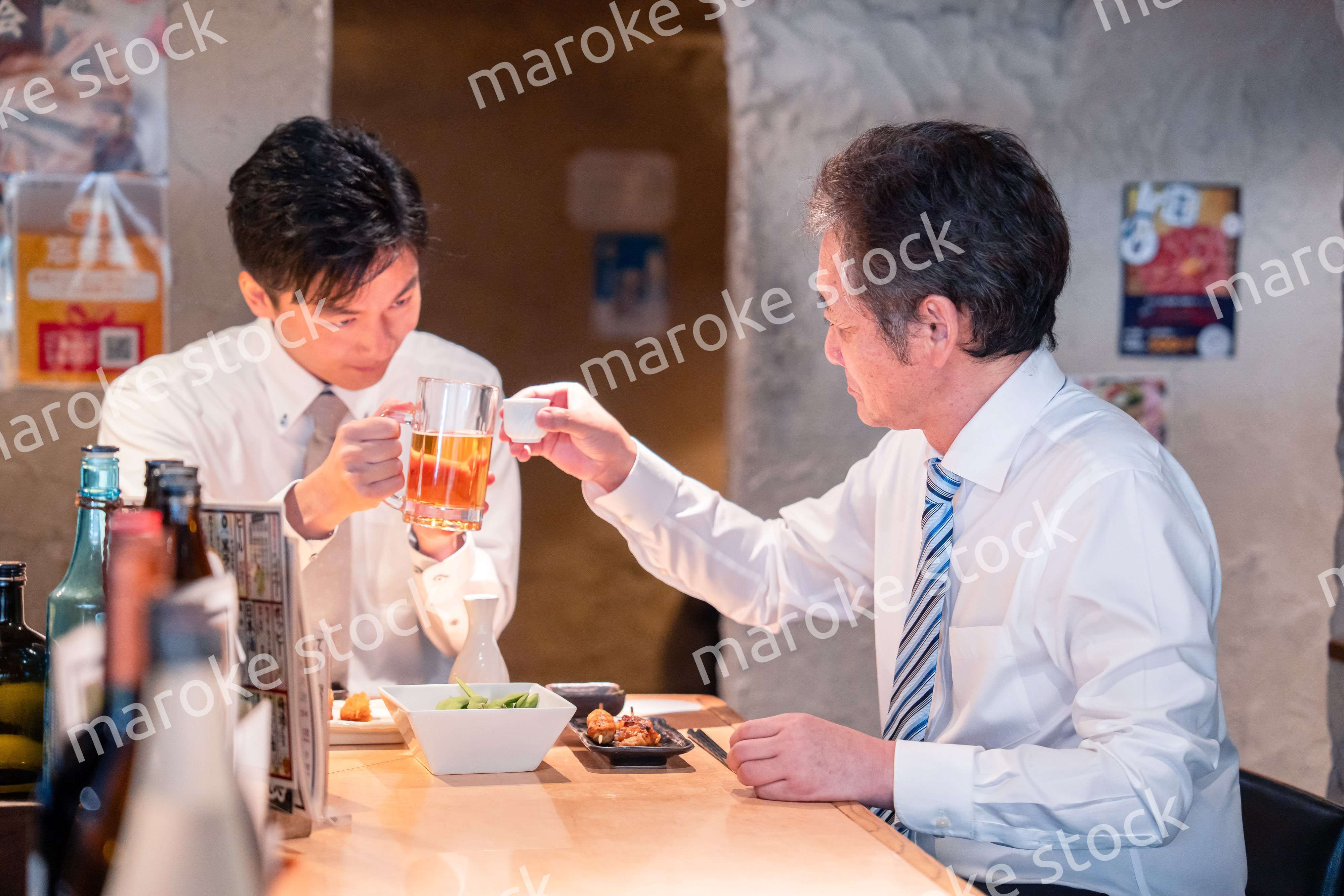 上司と二人で飲んで話すビジネスマン