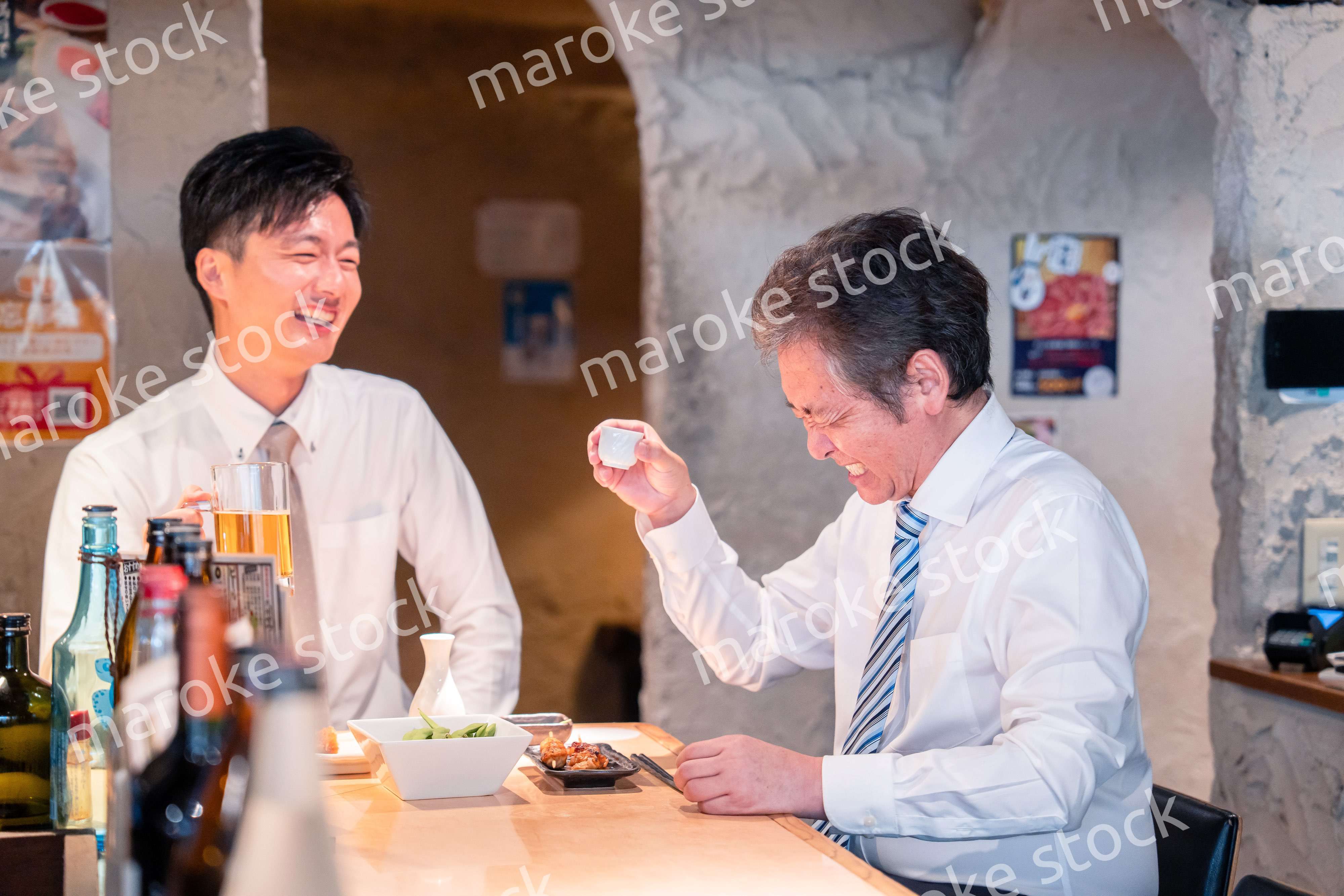 上司と二人で飲んで話すビジネスマン