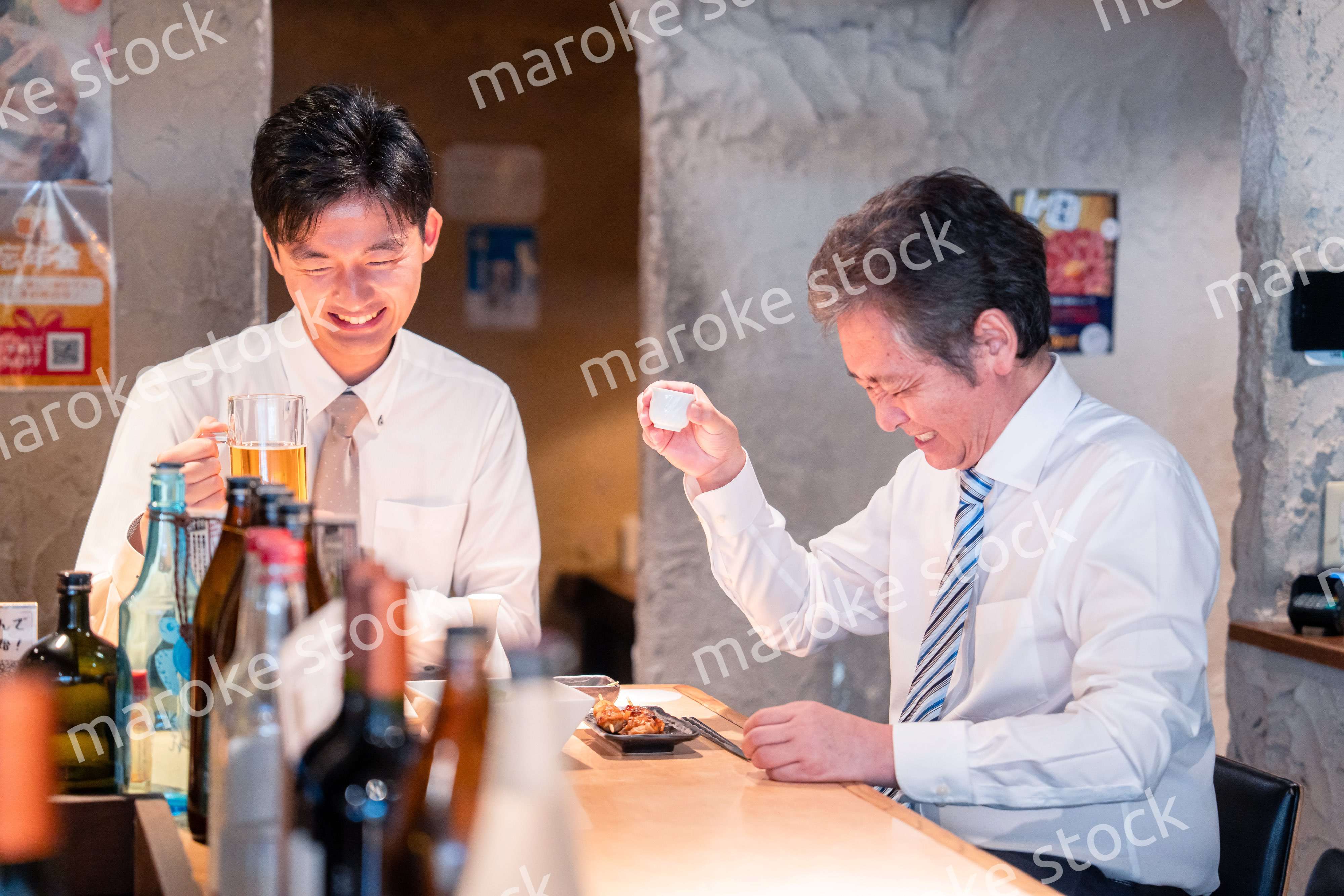 上司と二人で飲んで話すビジネスマン