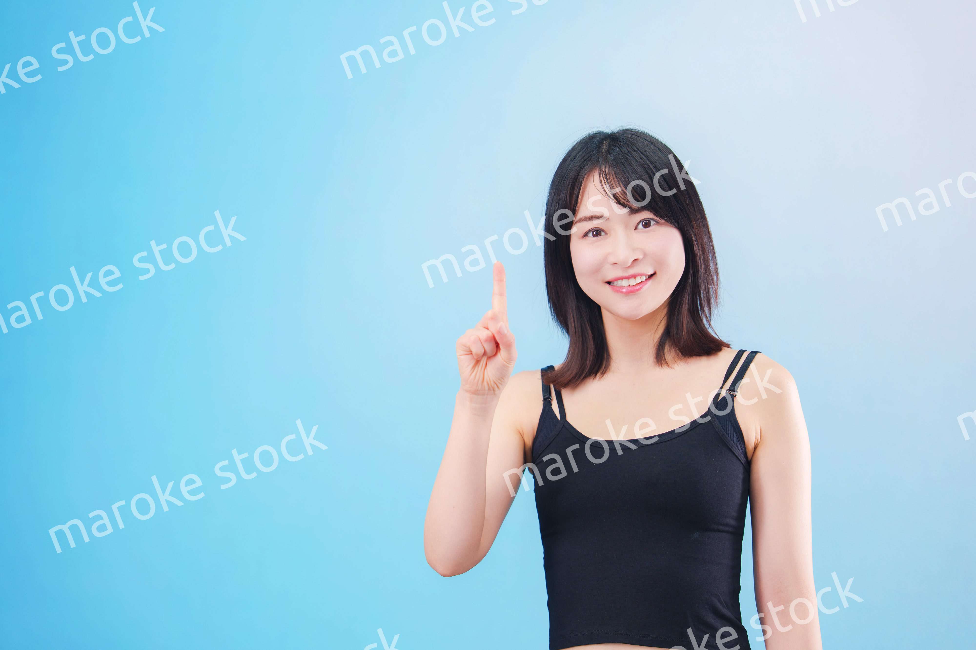 スポーツをする若い女性（水色背景）