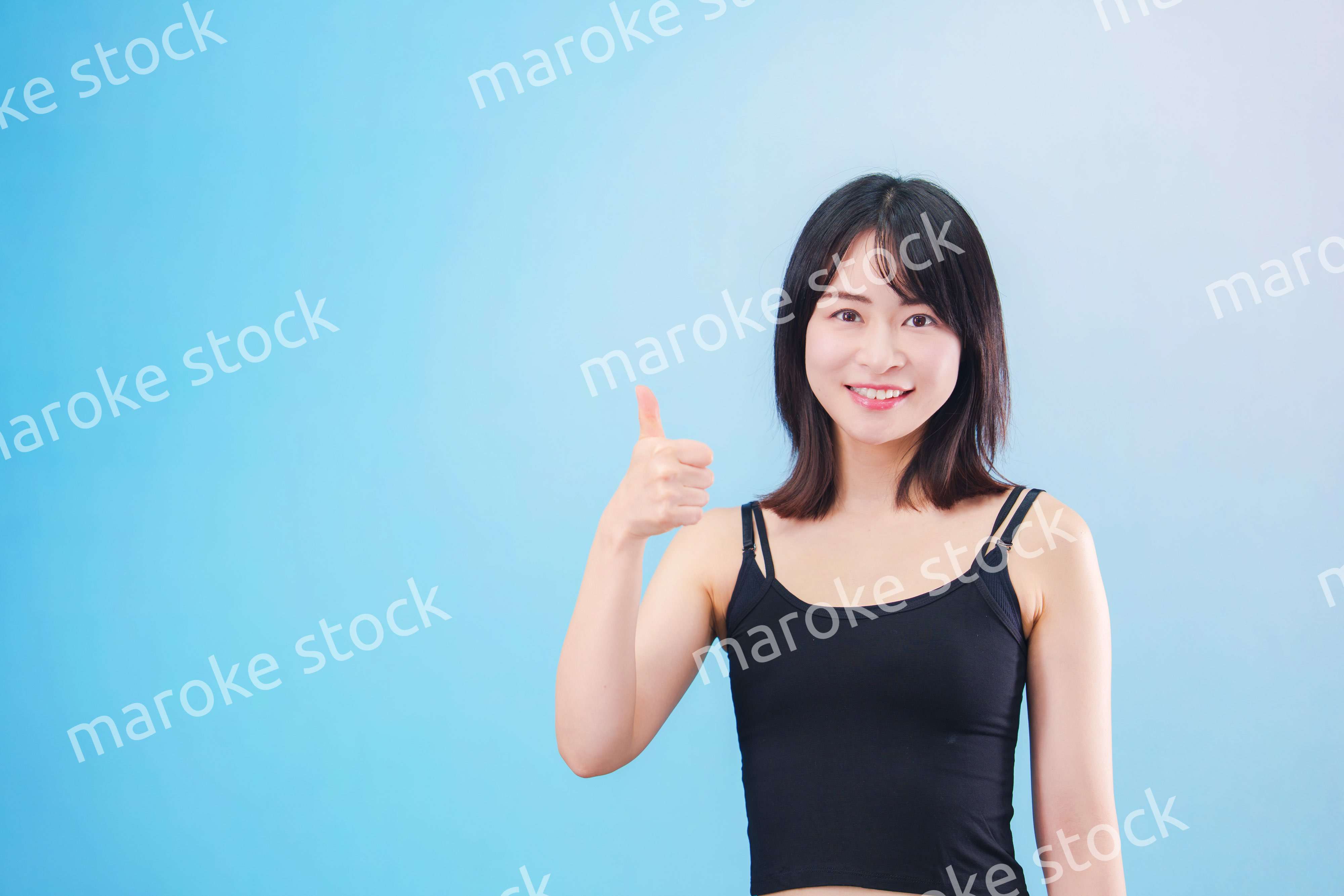 スポーツをする若い女性（水色背景）