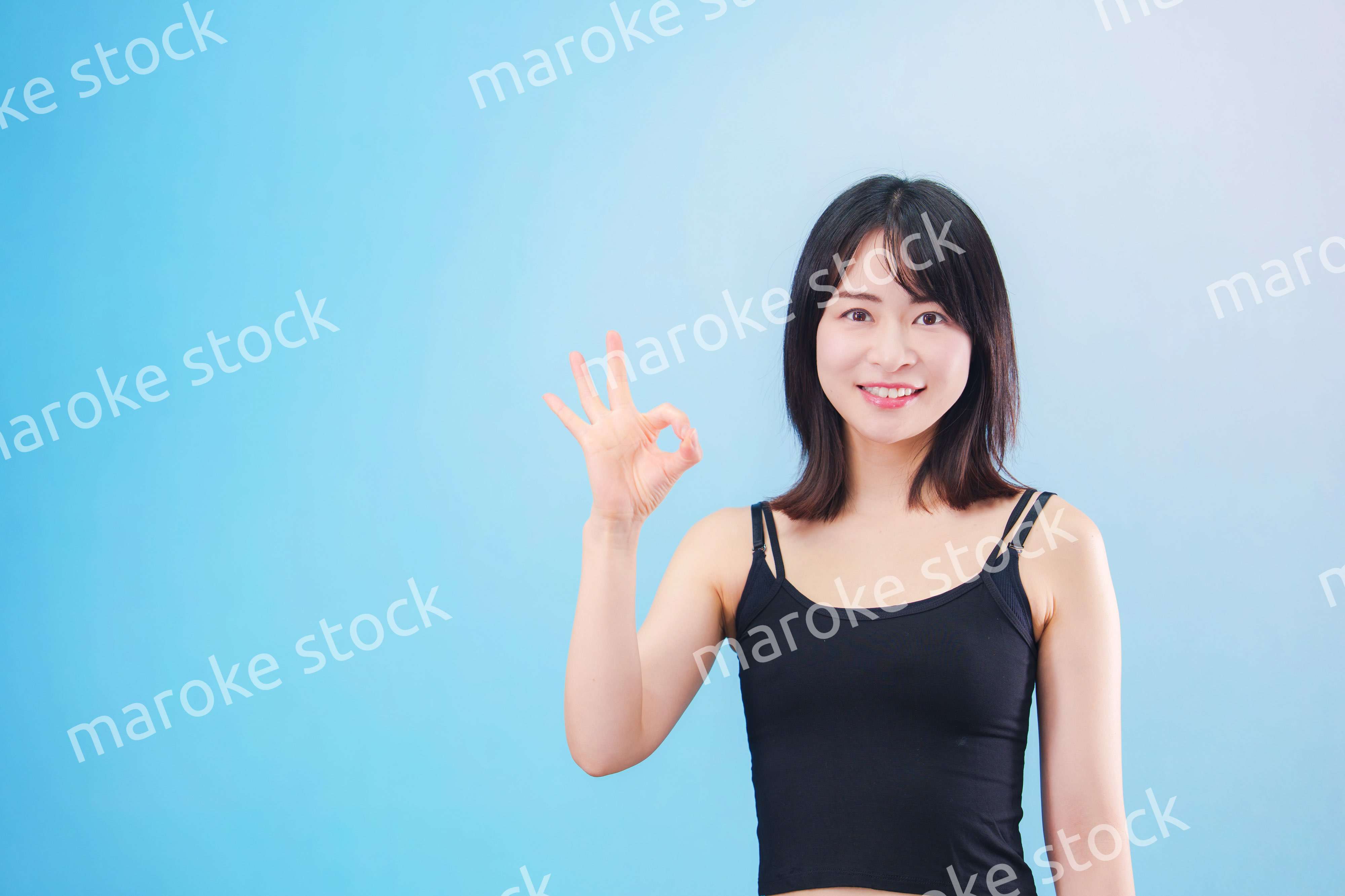 スポーツをする若い女性（水色背景）