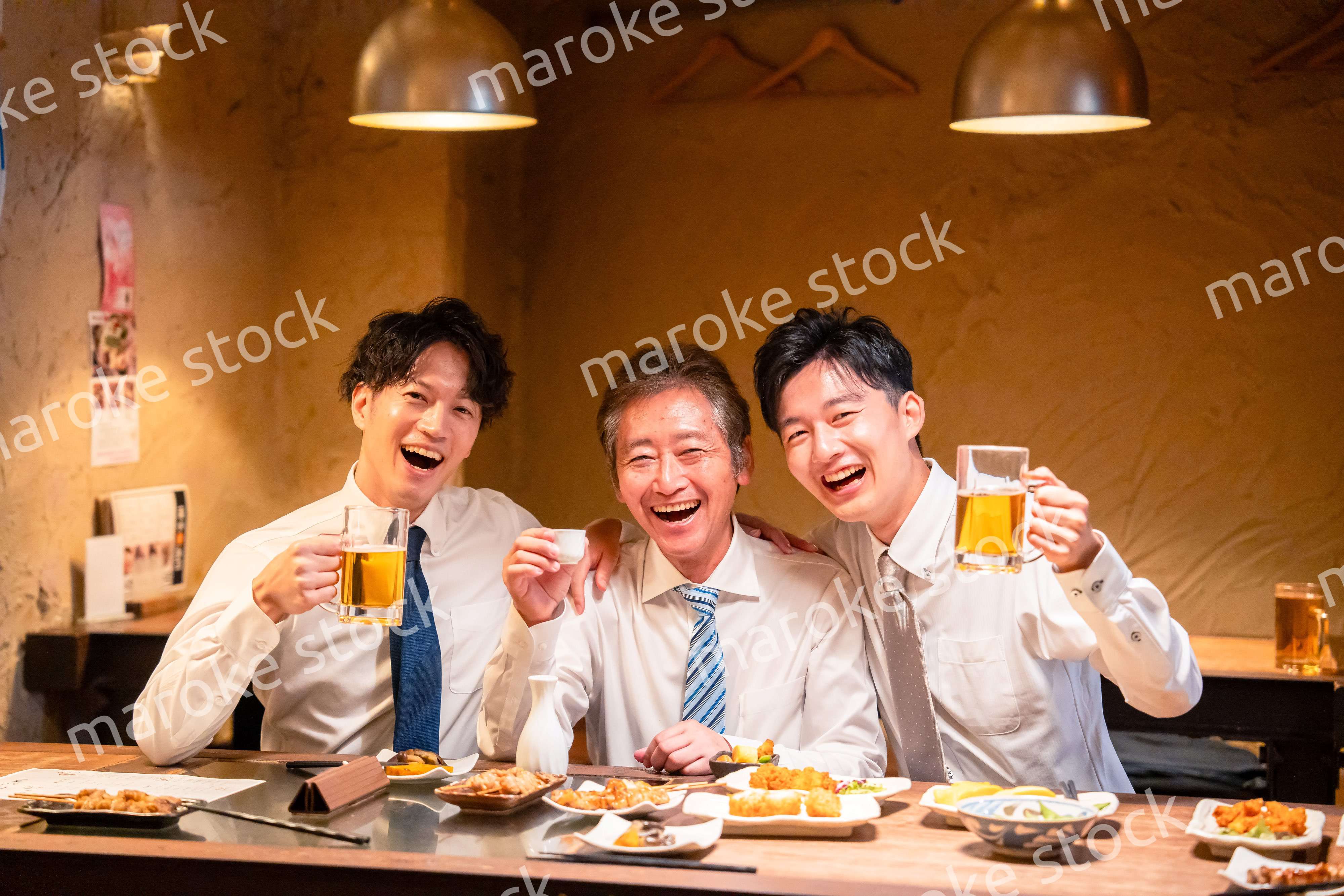 上司と肩を組みながら居酒屋で飲むサラリーマン