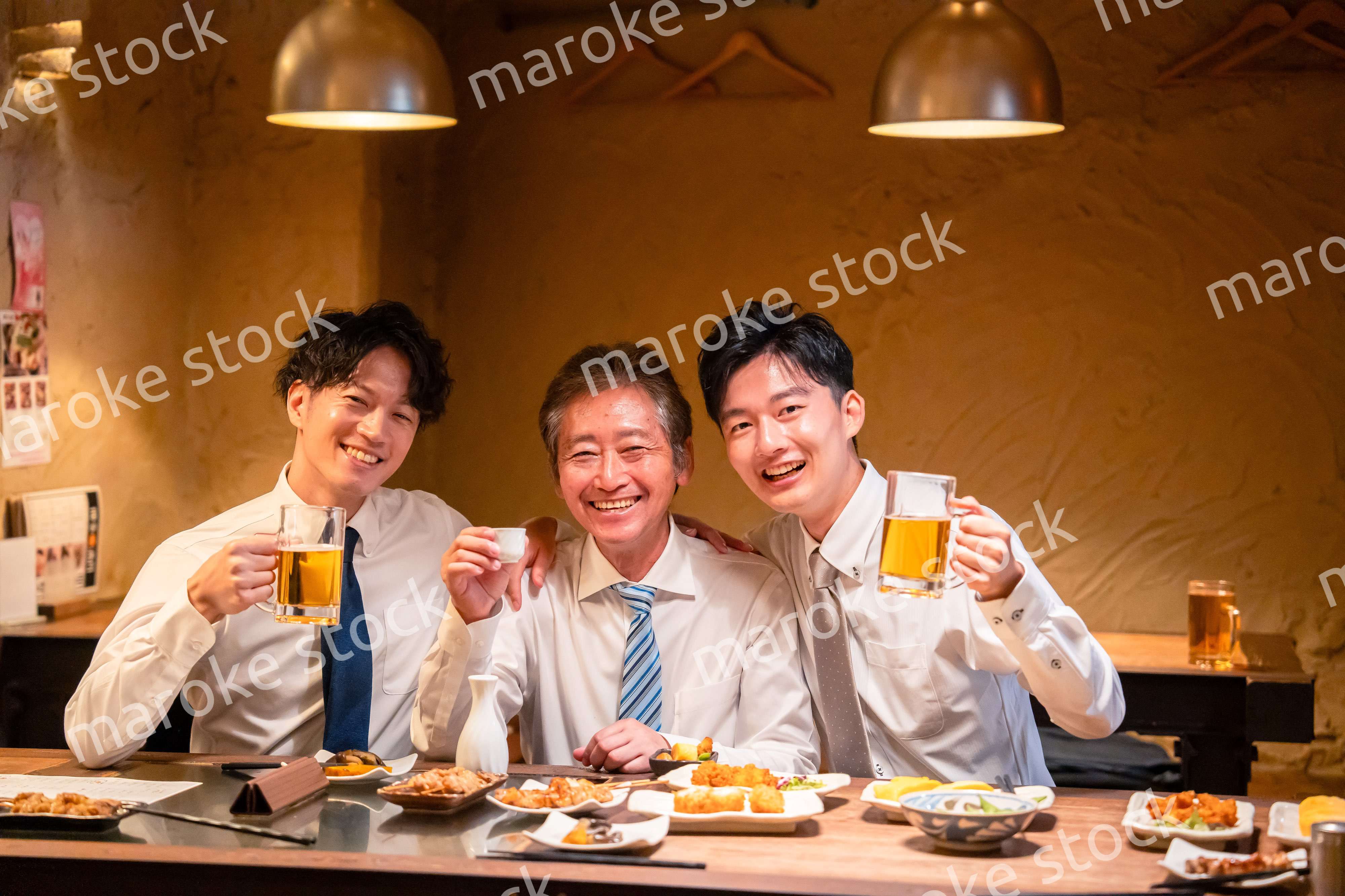 上司と肩を組みながら居酒屋で飲むサラリーマン