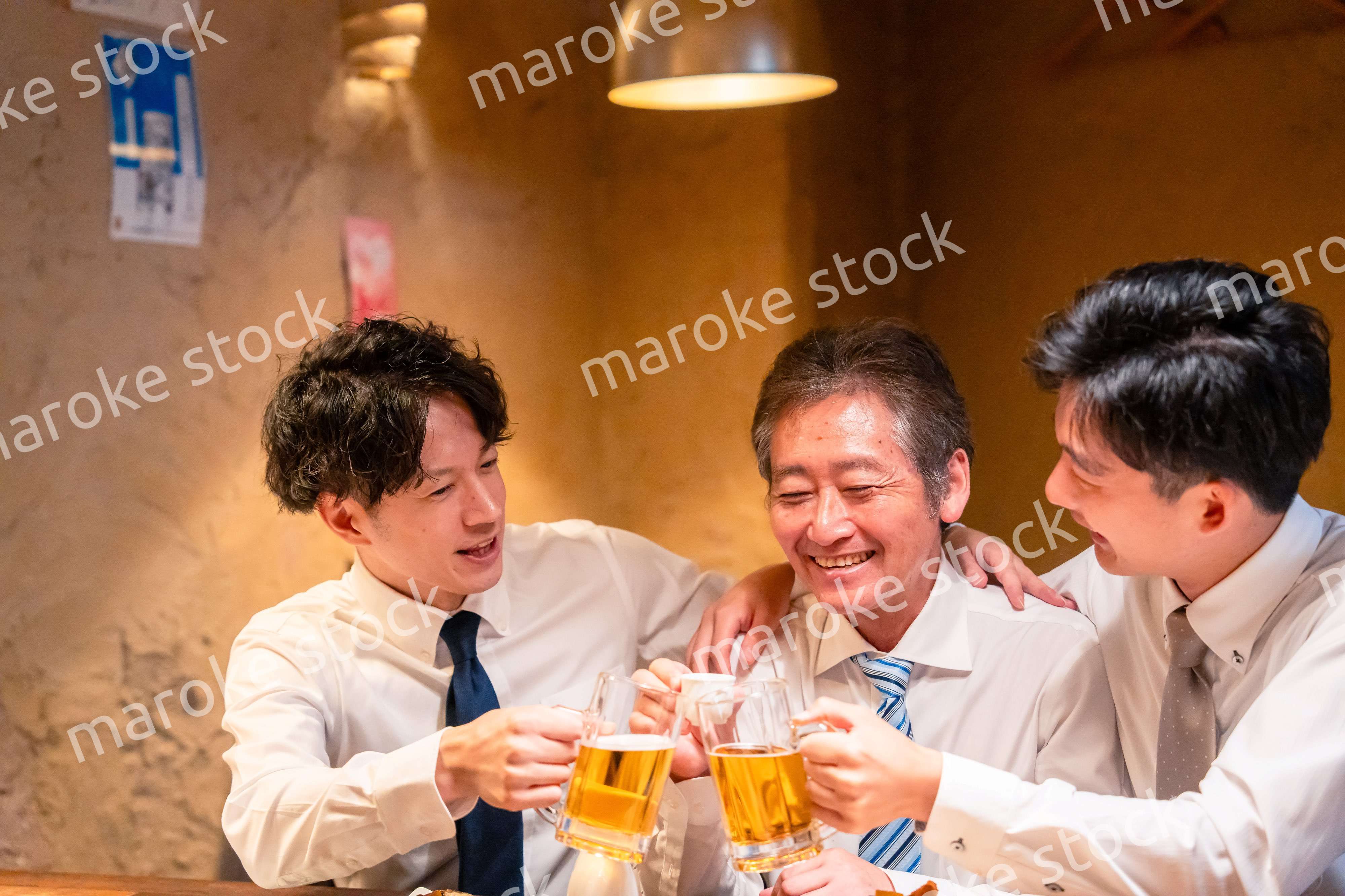 上司と肩を組みながら居酒屋で飲むサラリーマン