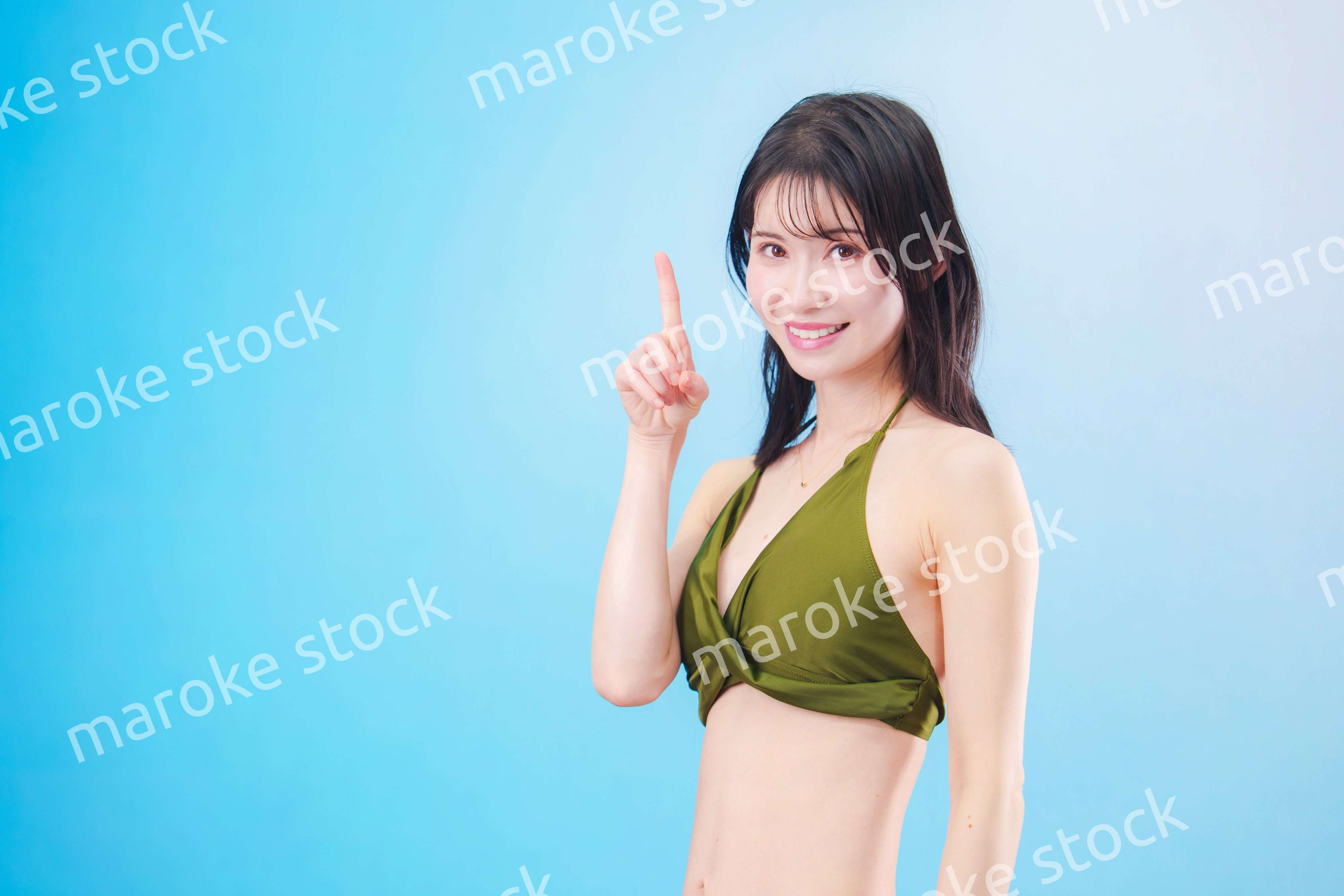 水着を着て夏を満喫する女性（水色背景）