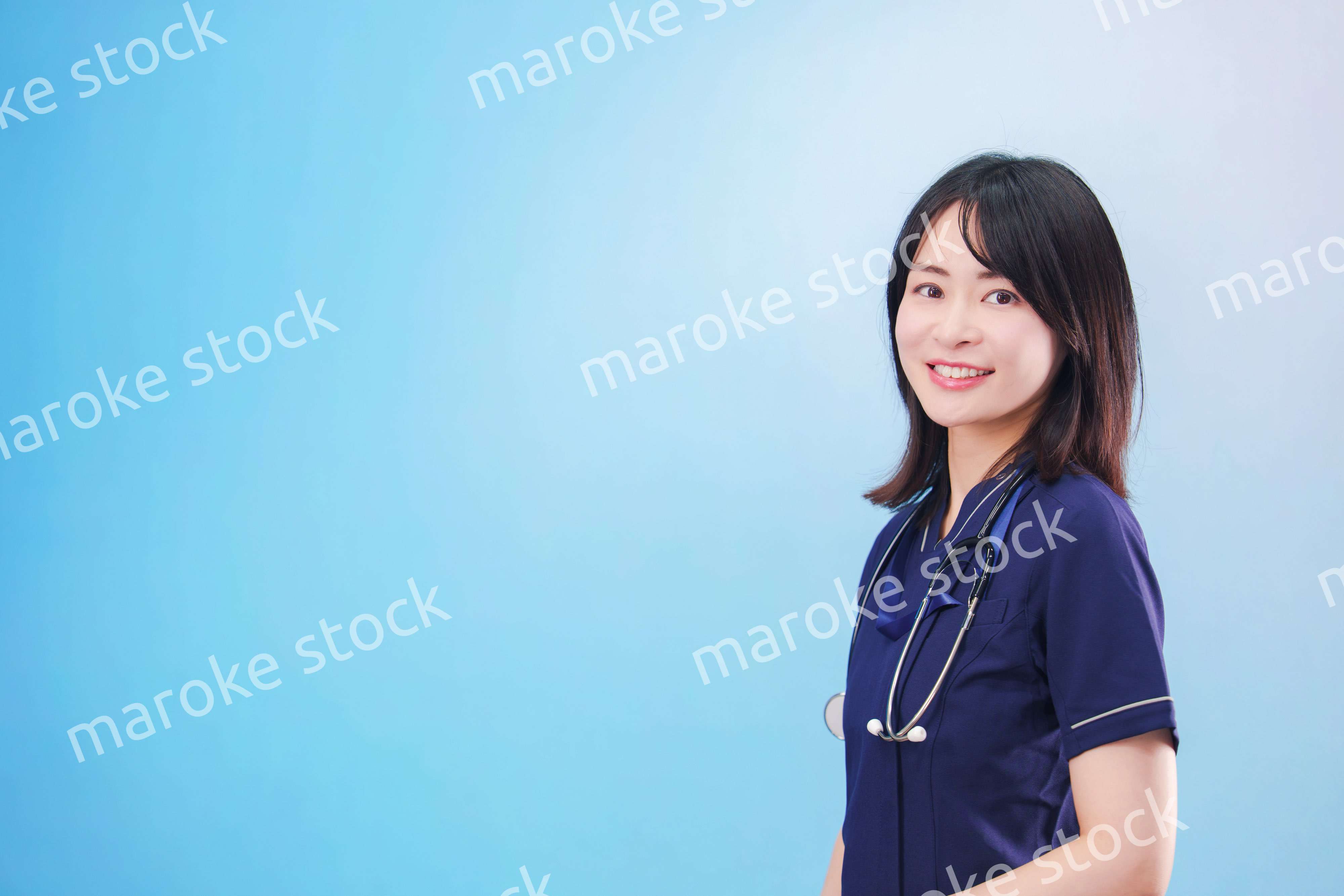 笑顔の女性ドクター（水色背景）