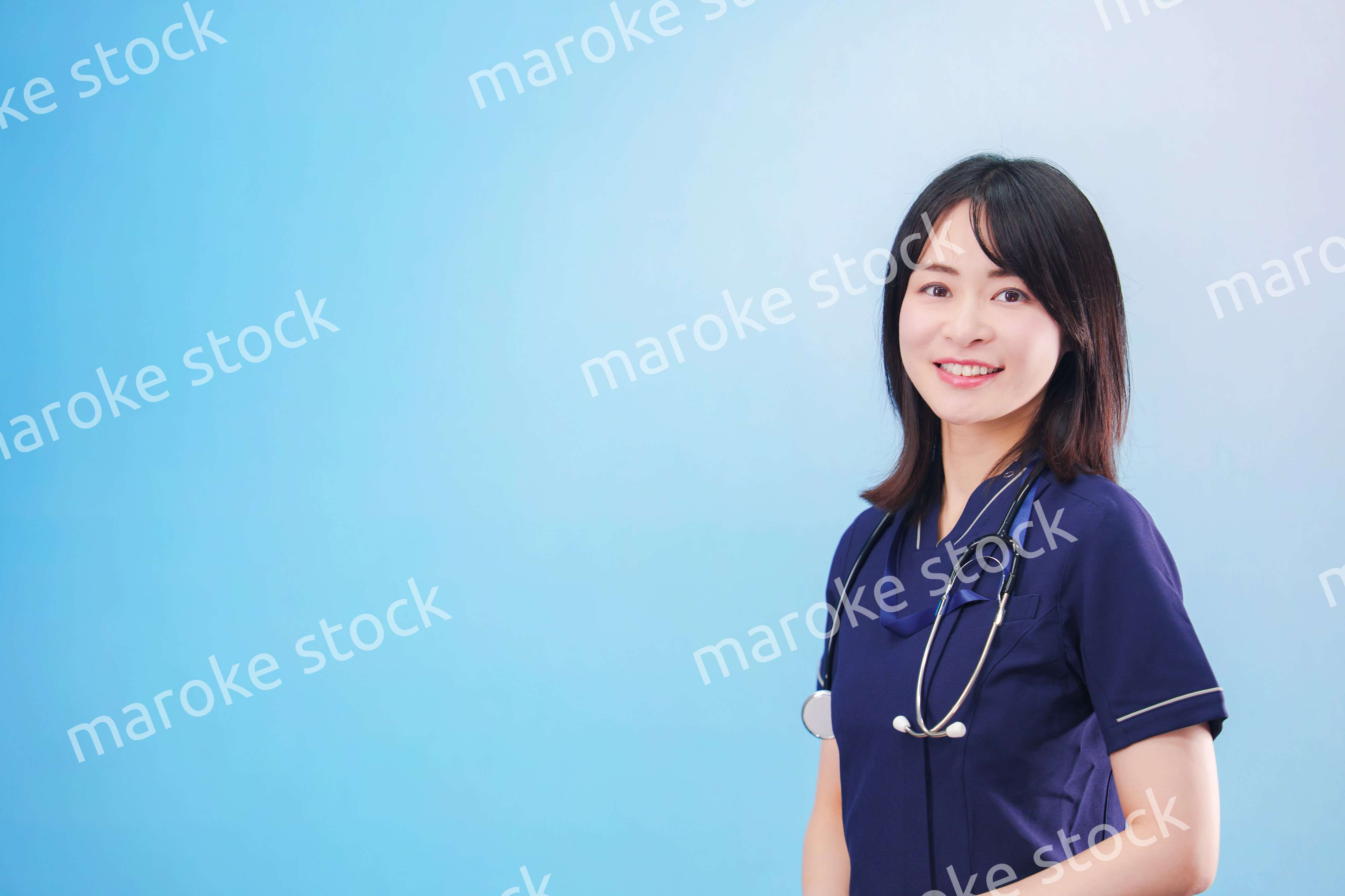 笑顔の女性ドクター（水色背景）