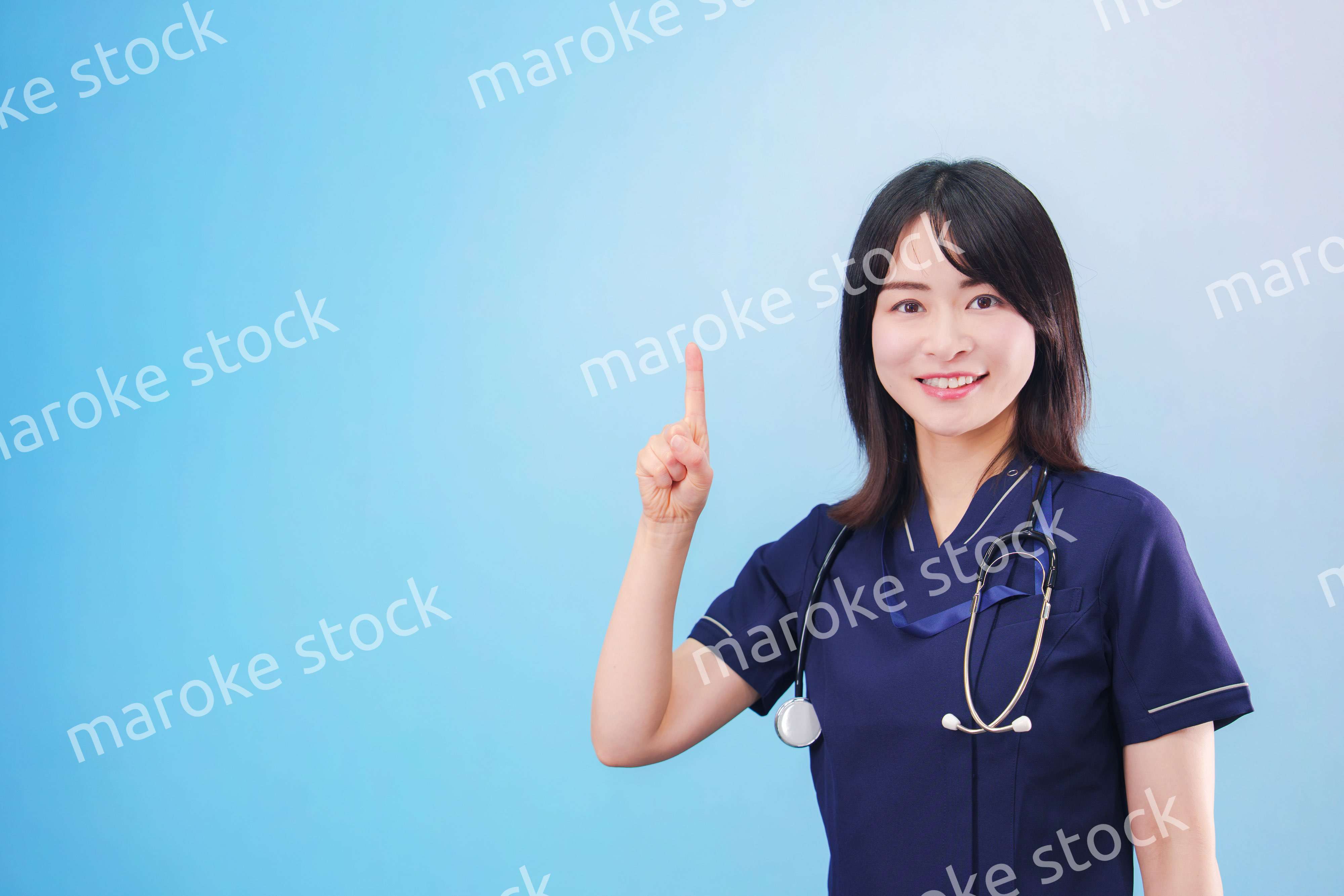 笑顔の女性ドクター（水色背景）