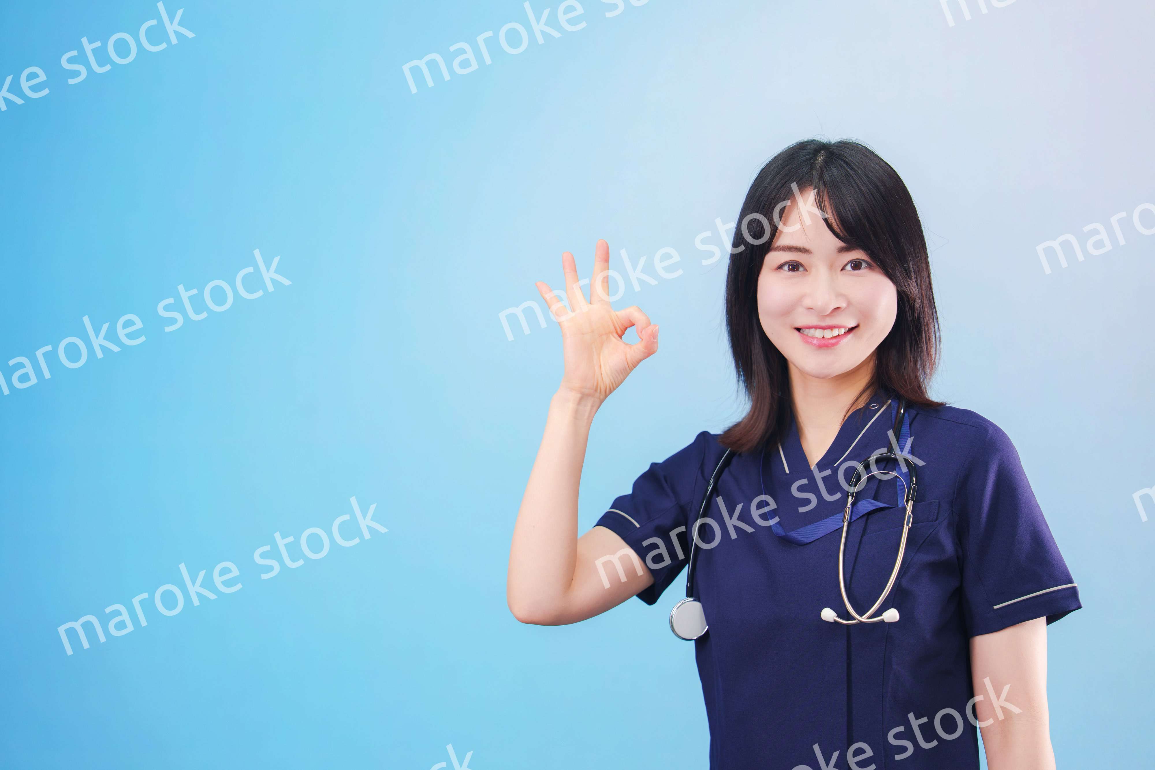 笑顔の女性ドクター（水色背景）