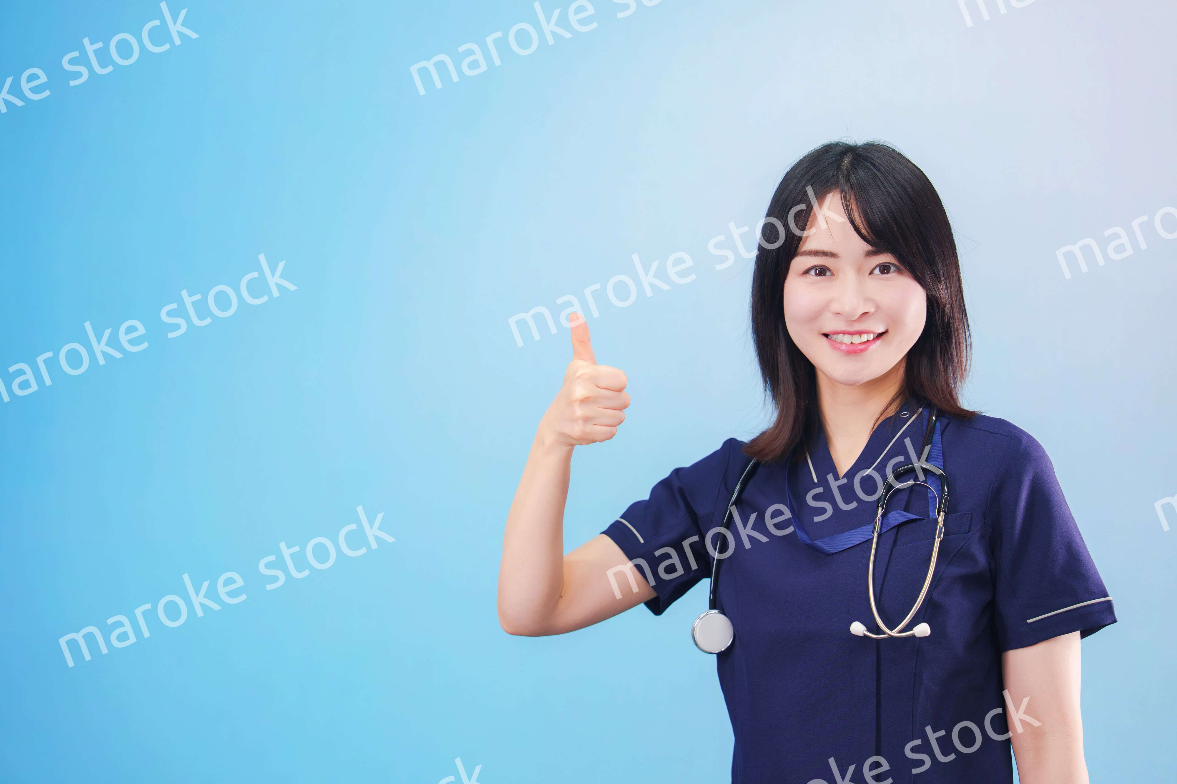笑顔の女性ドクター（水色背景）