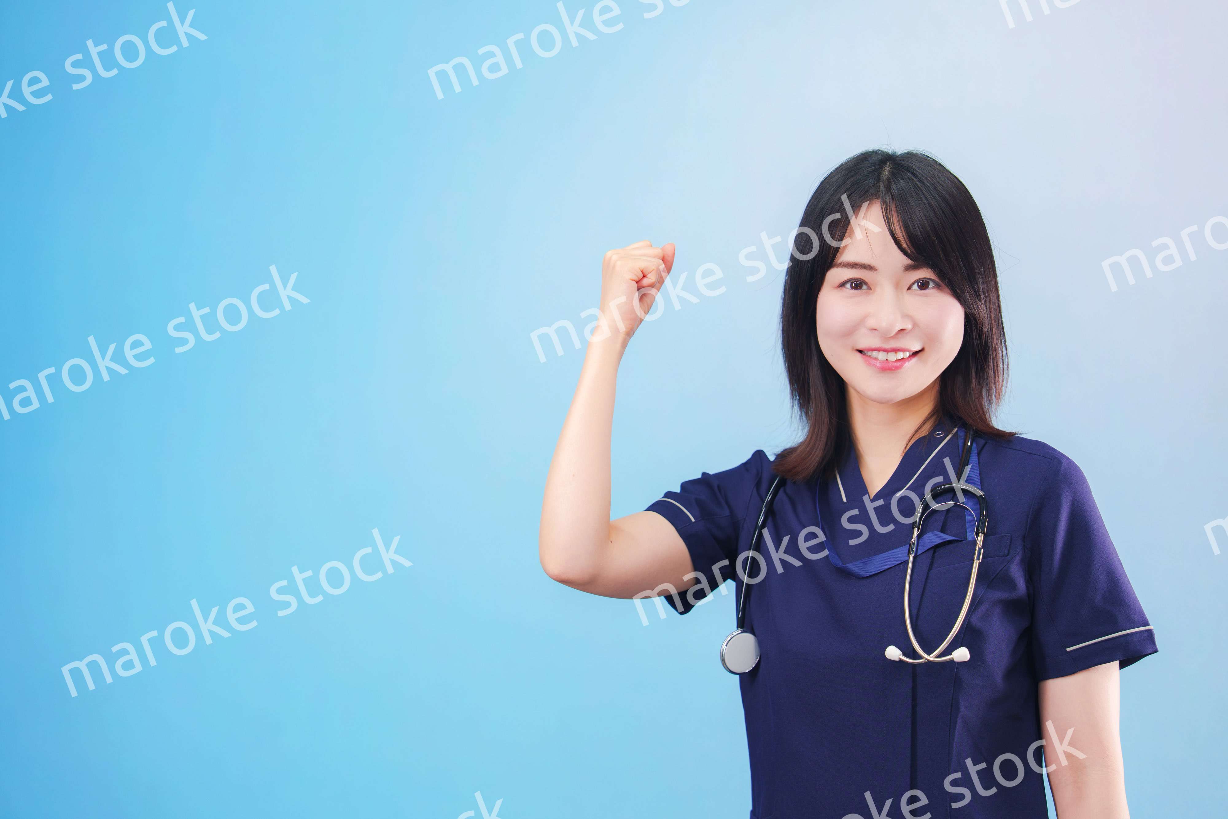 笑顔の女性ドクター（水色背景）