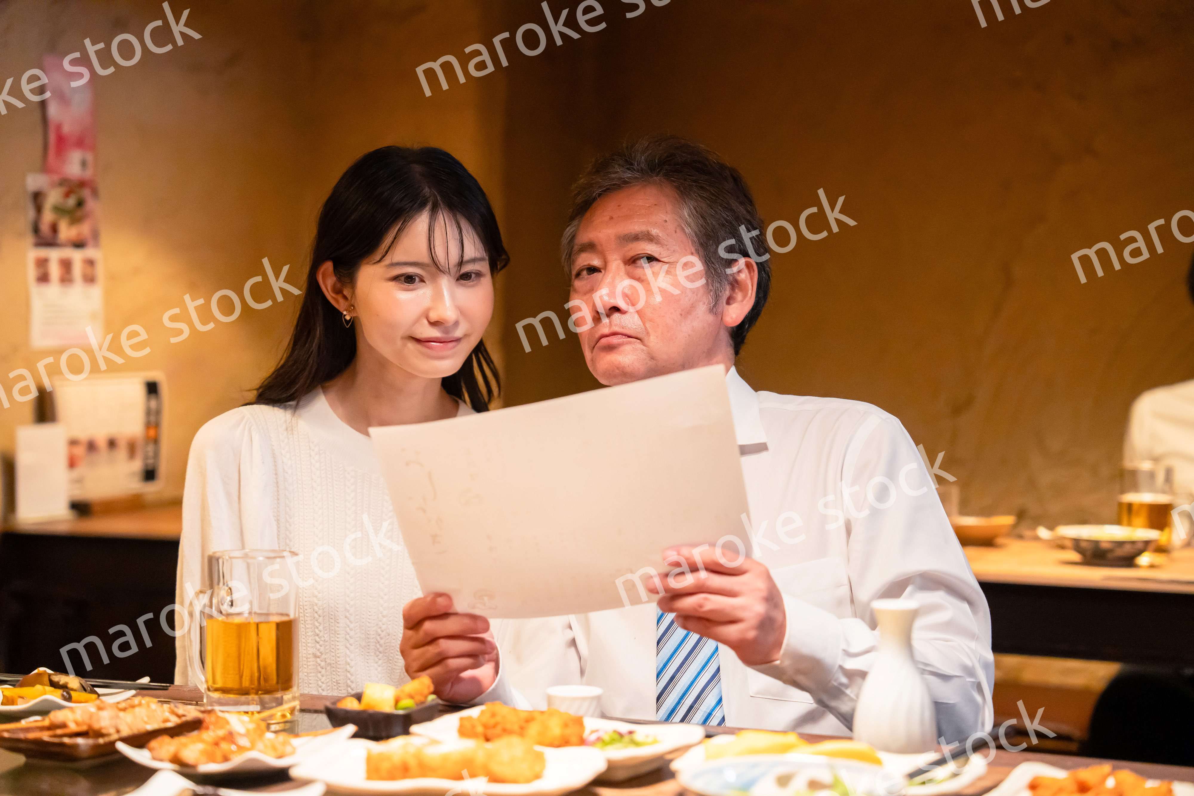 若い女性と二人でお酒を飲む男性