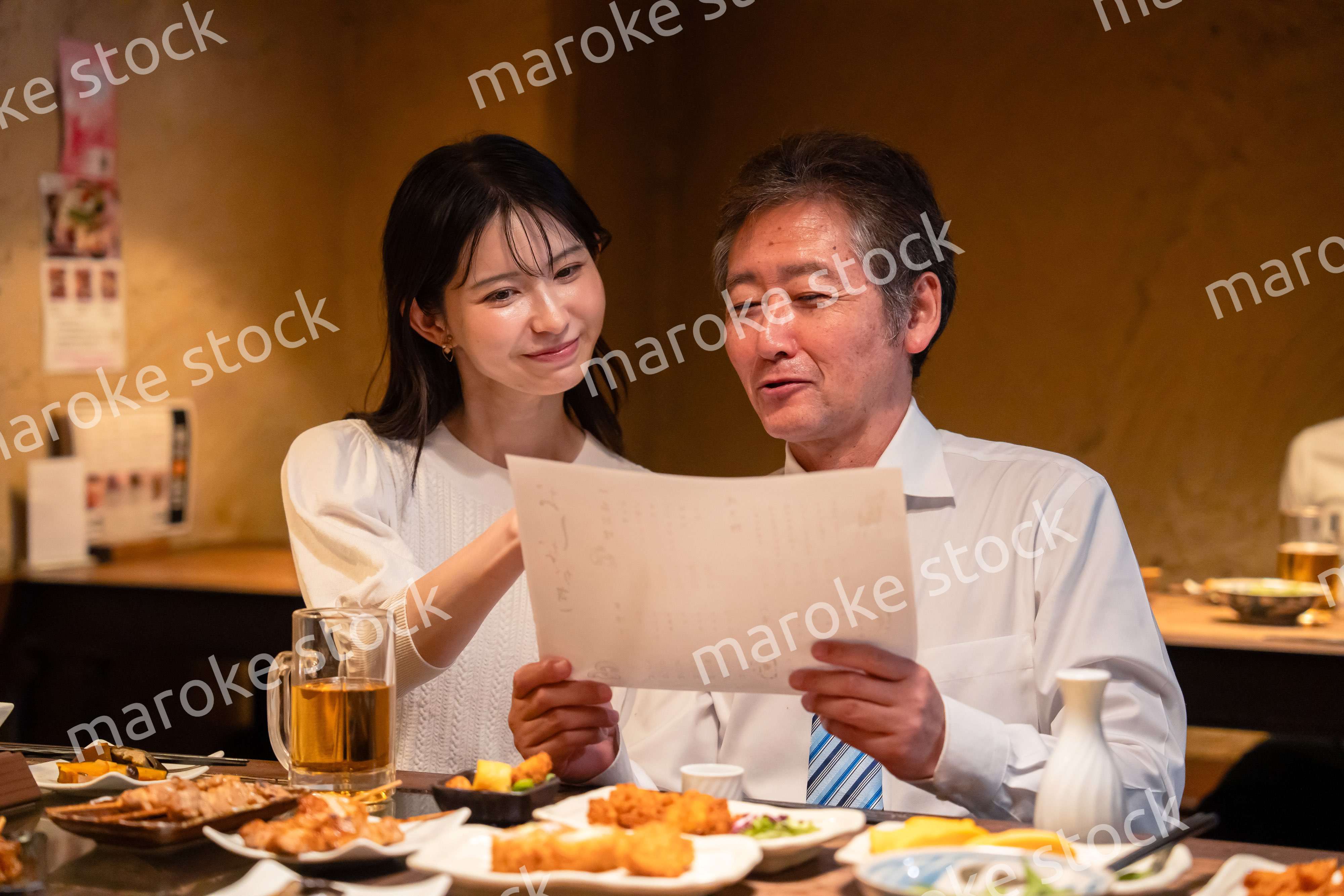 若い女性と二人でお酒を飲む男性