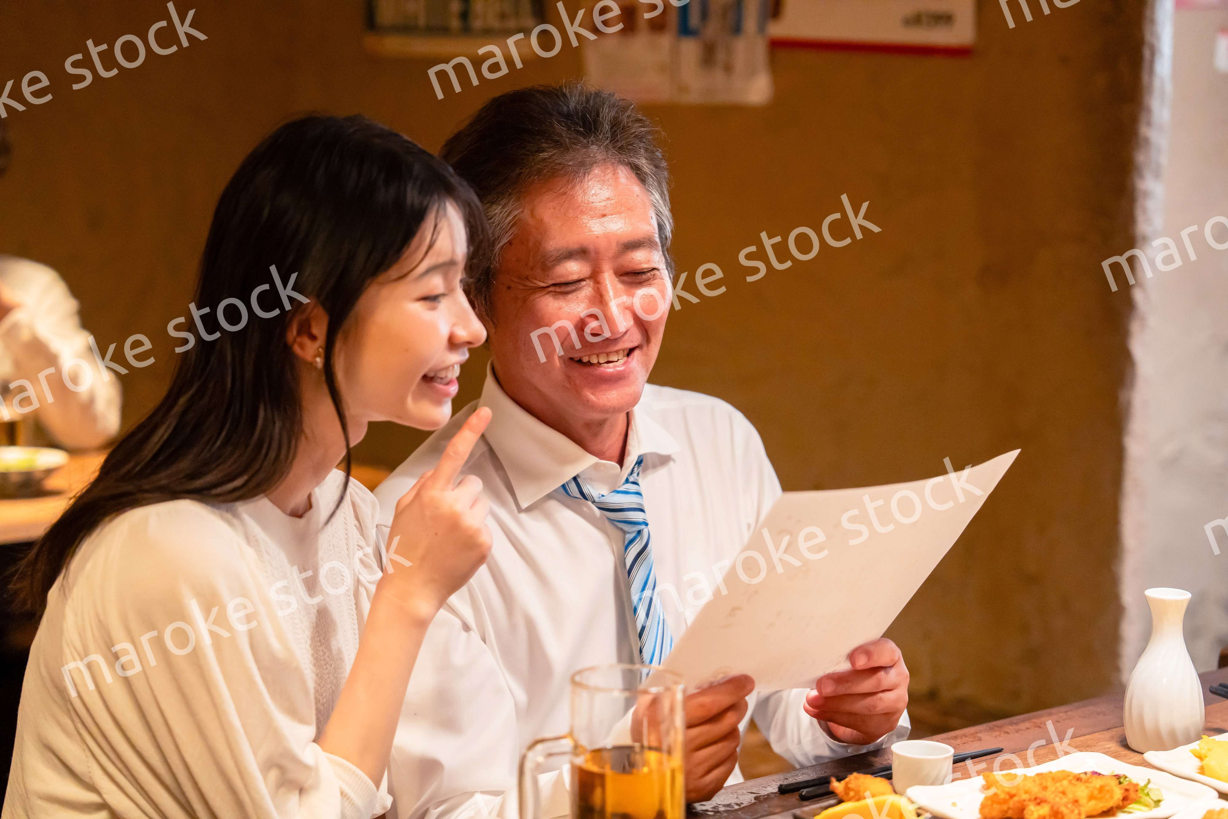 若い女性と二人でお酒を飲む男性