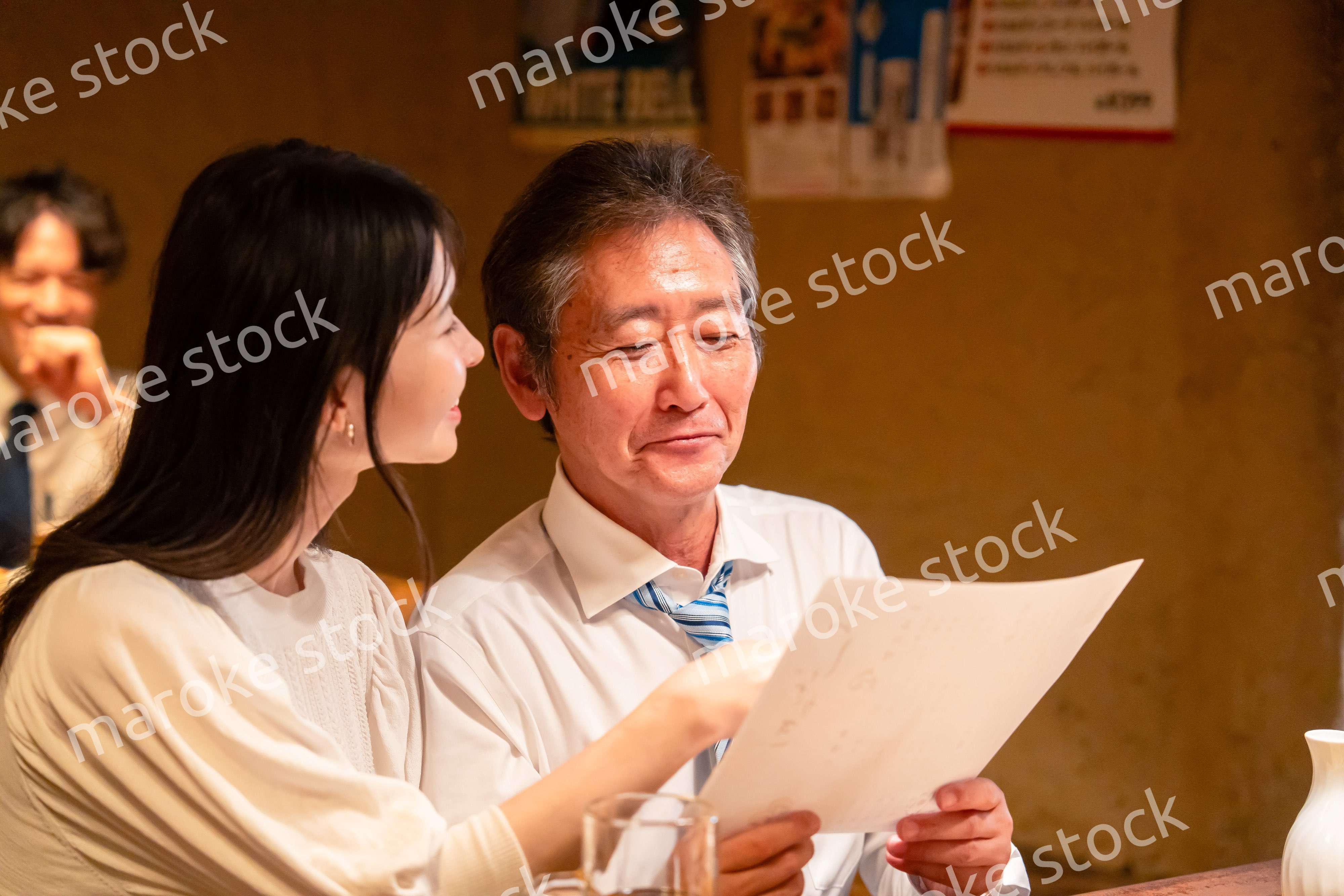 若い女性と二人でお酒を飲む男性