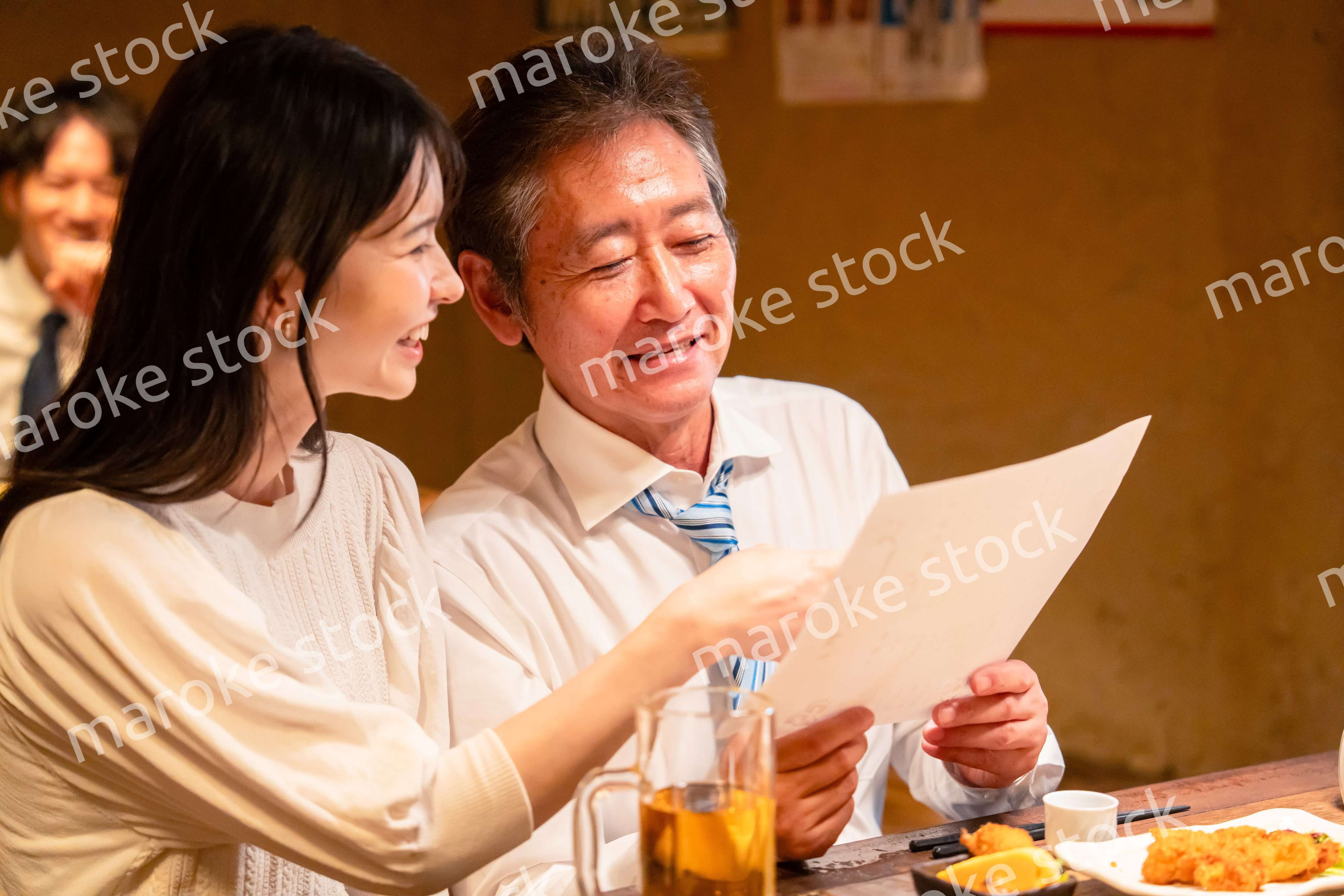 若い女性と二人でお酒を飲む男性