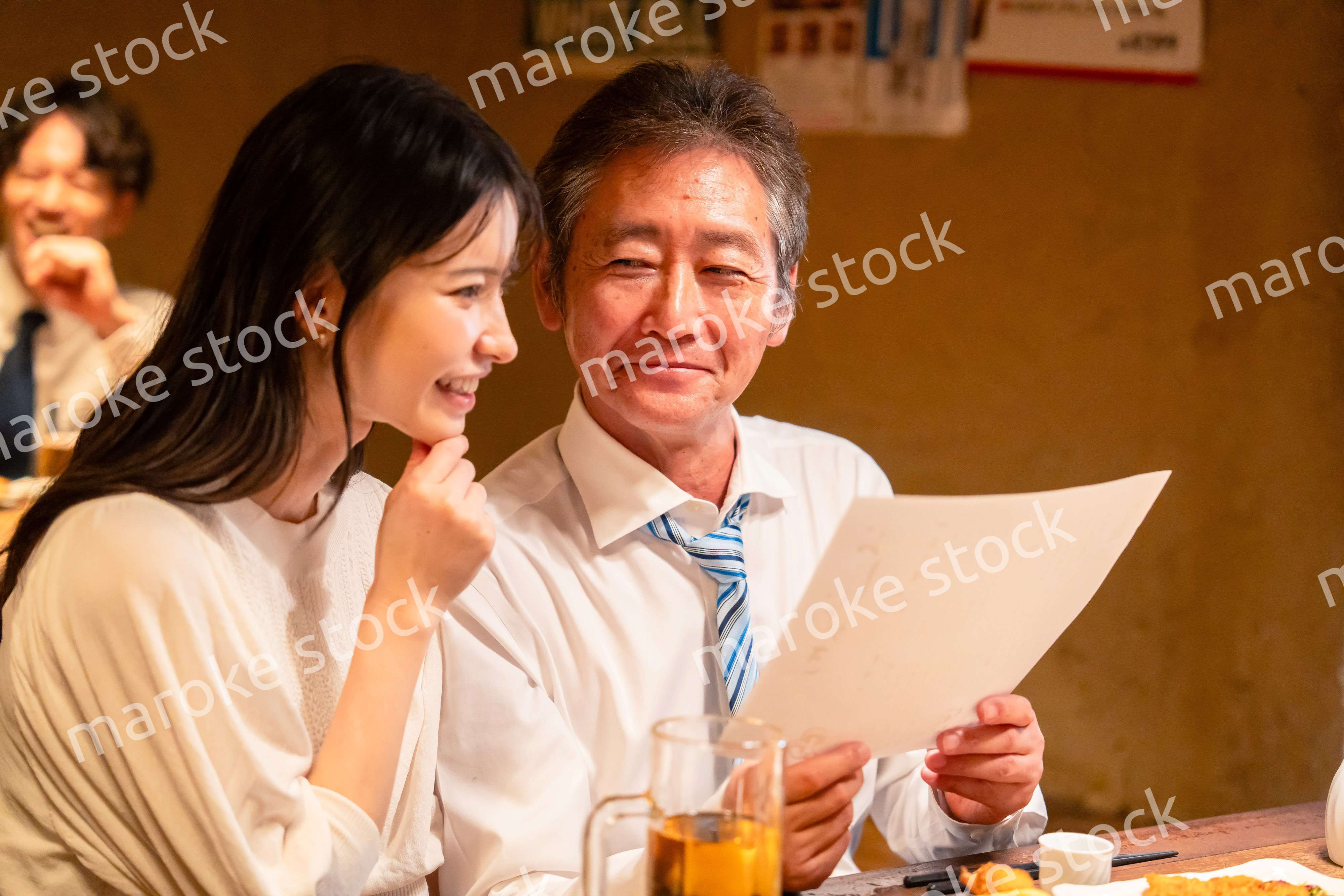 若い女性と二人でお酒を飲む男性