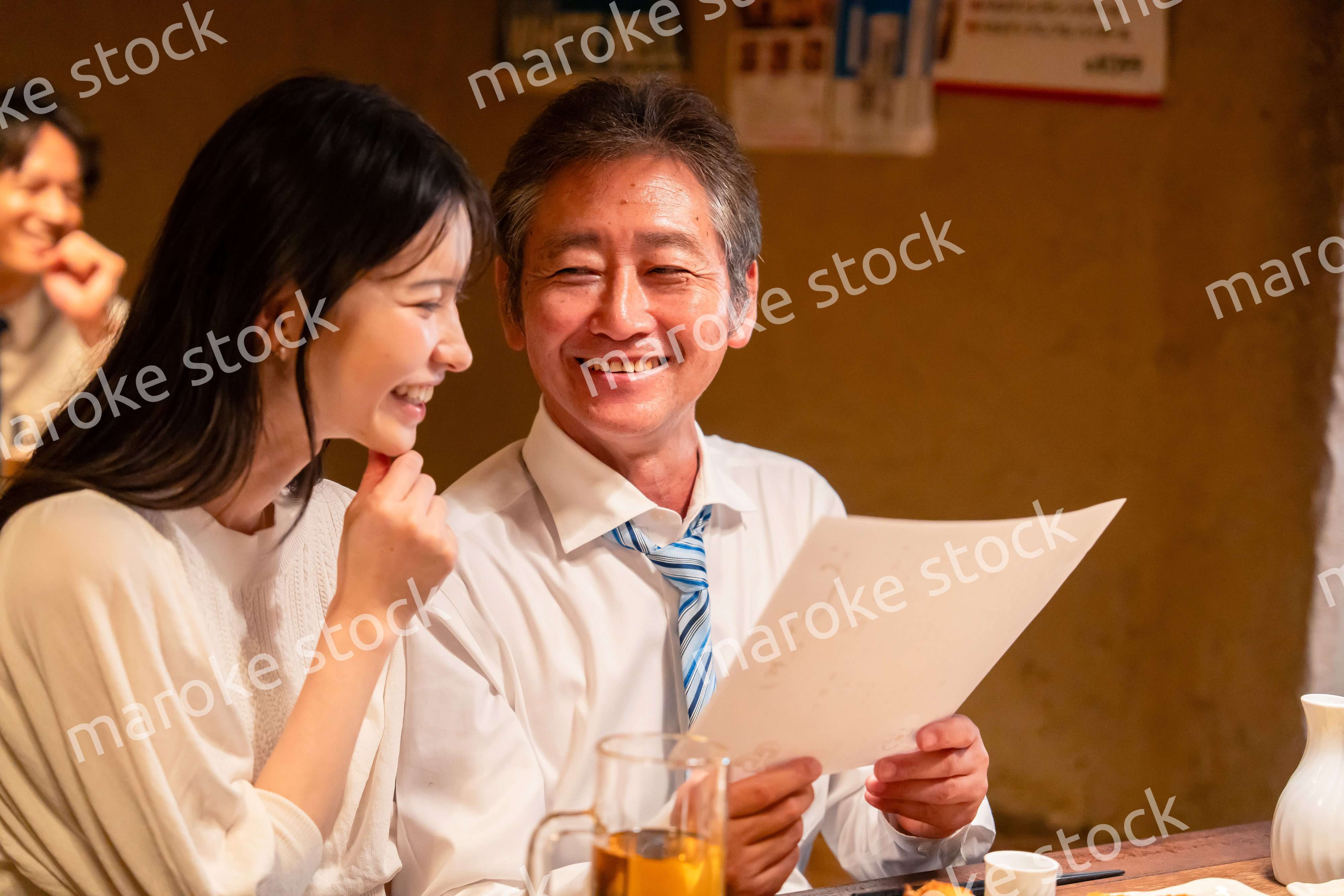 若い女性と二人でお酒を飲む男性