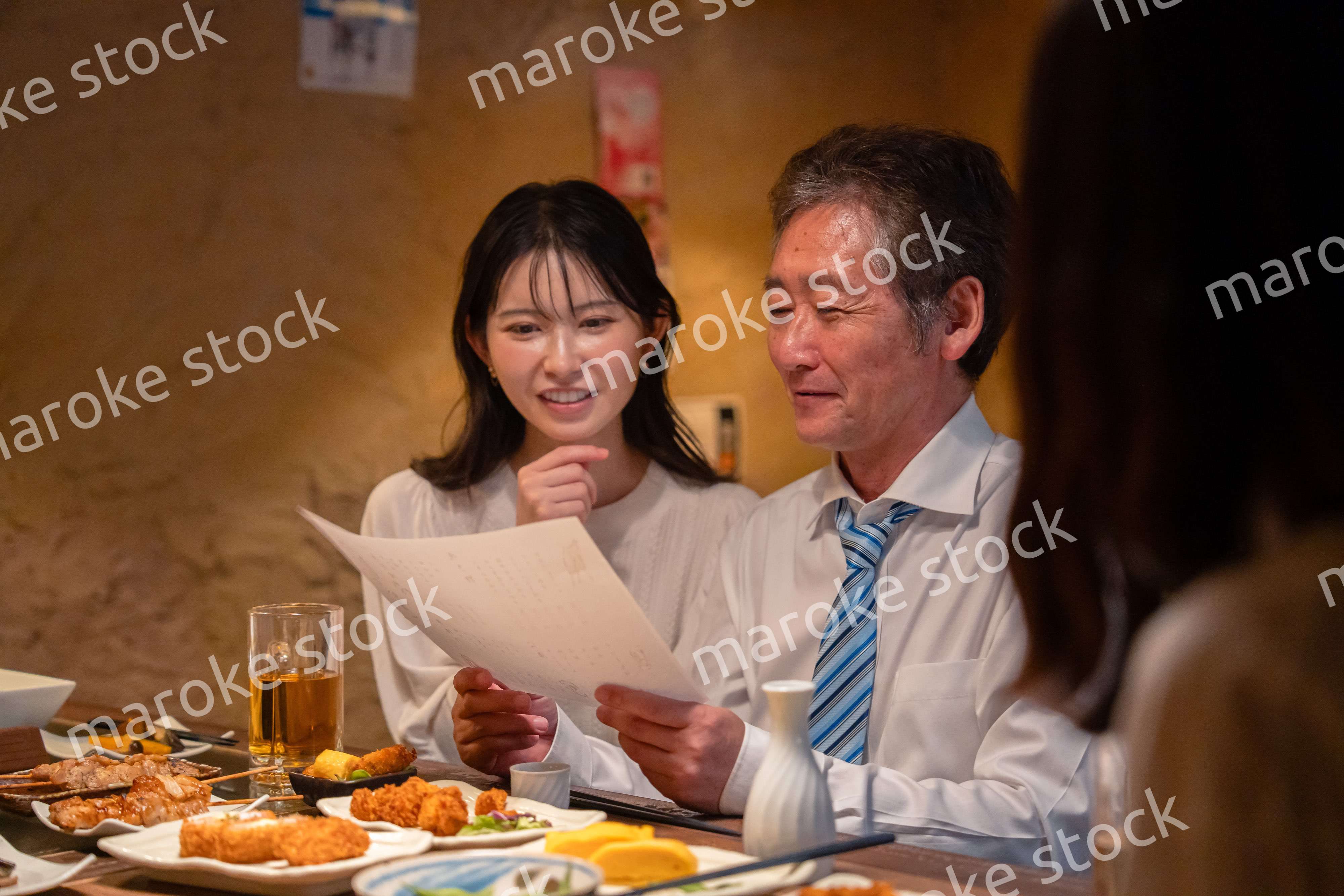 若い女性と二人でお酒を飲む男性