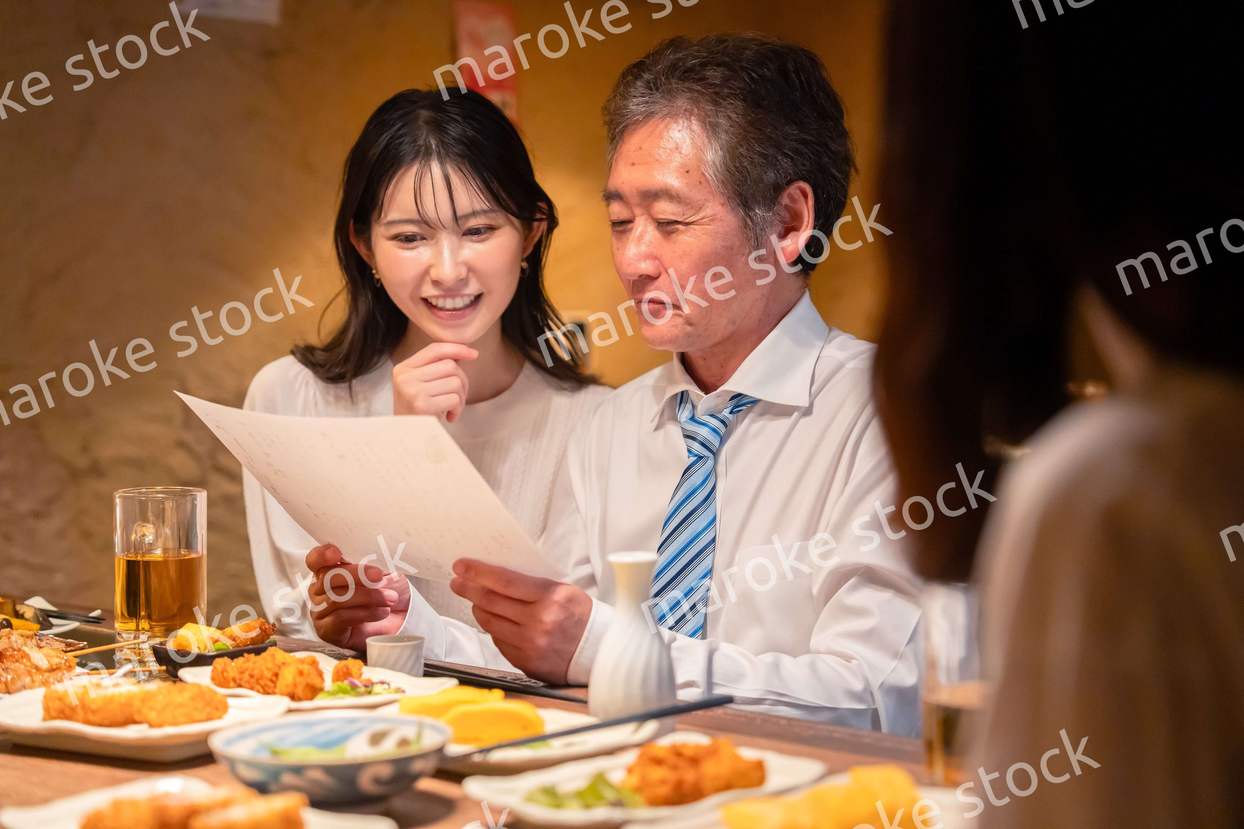 若い女性と二人でお酒を飲む男性